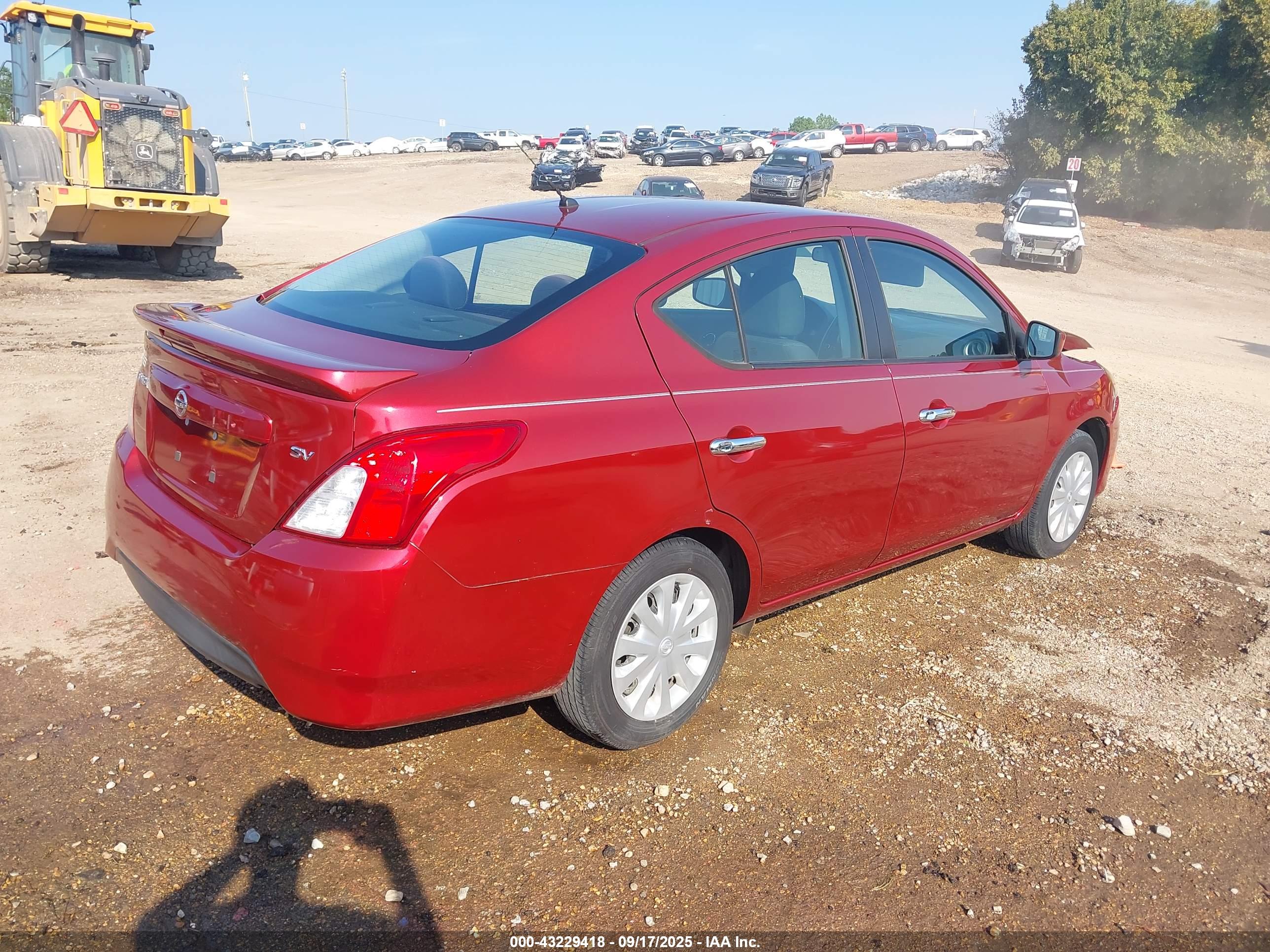NISSAN VERSA image 4