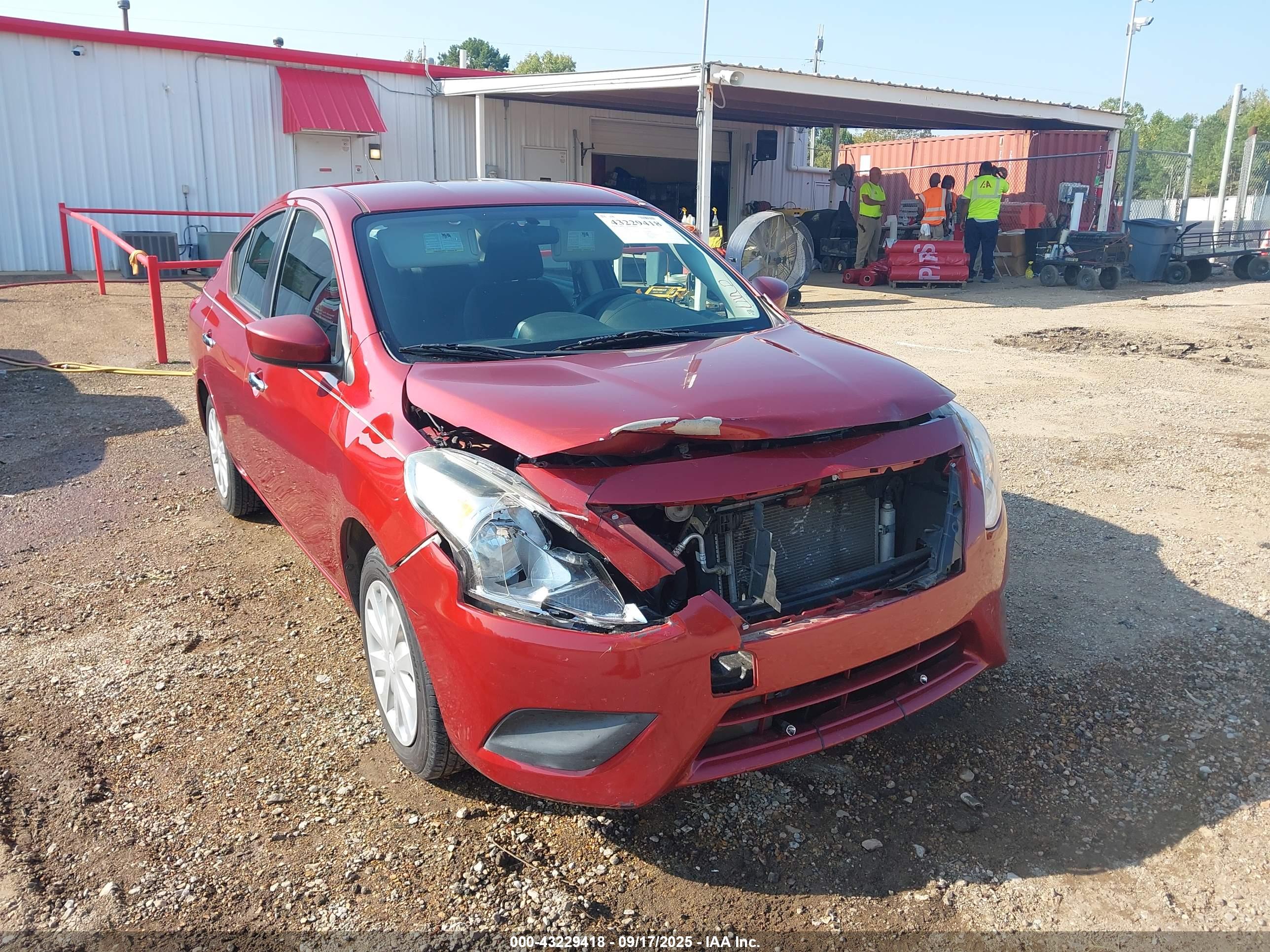 NISSAN VERSA image 6