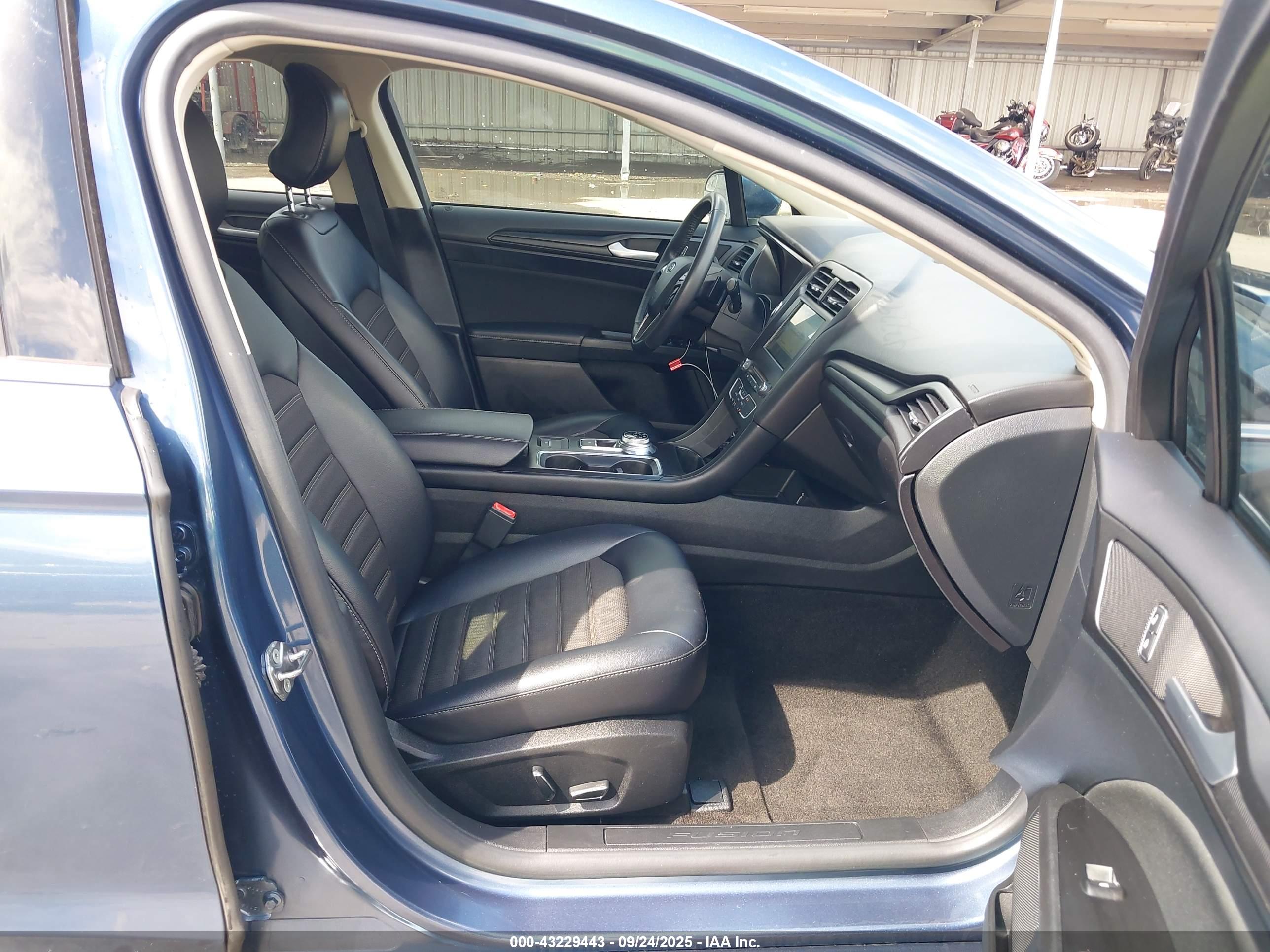 FORD FUSION image 5