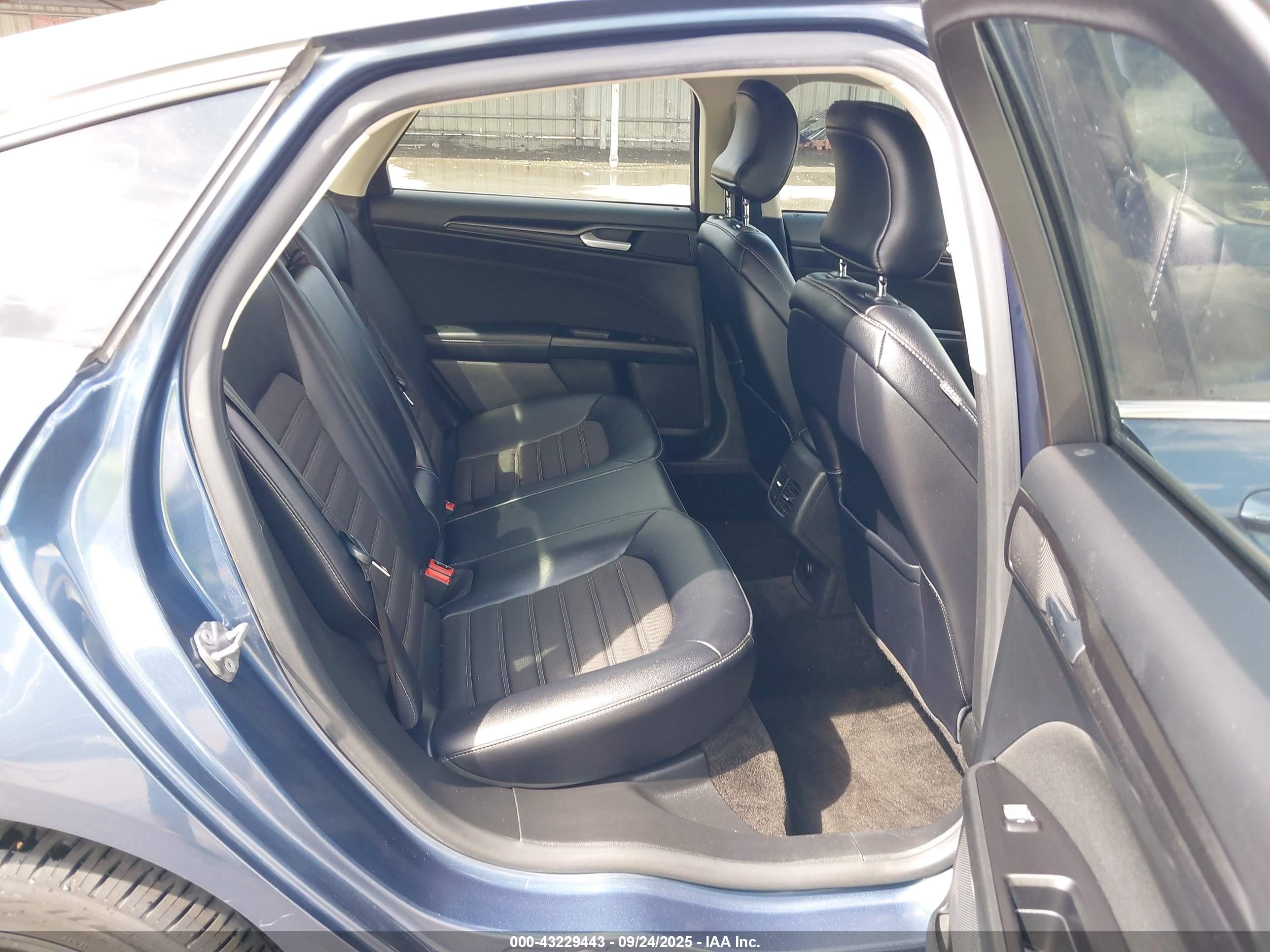 FORD FUSION image 8