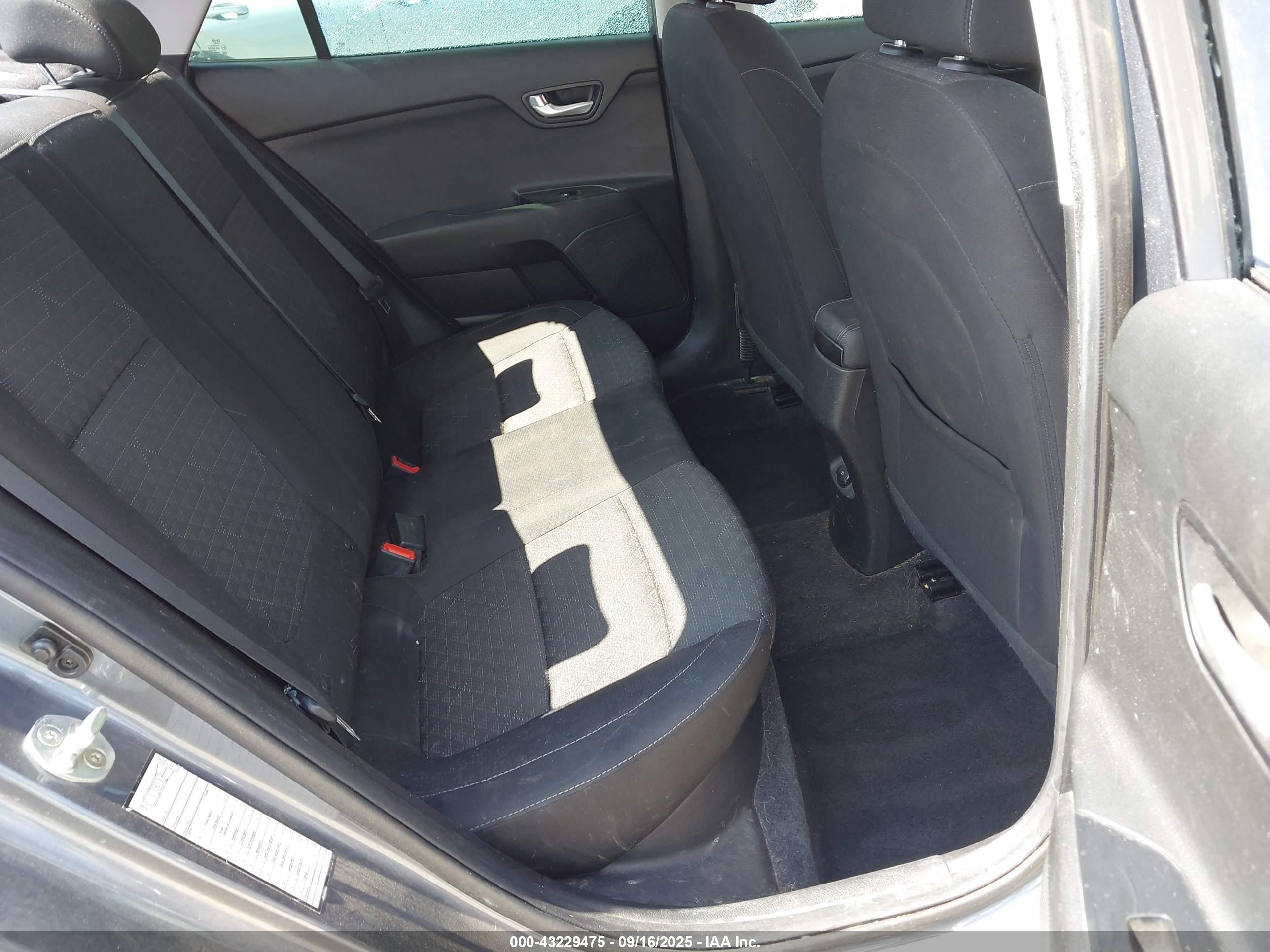 KIA RIO image 8