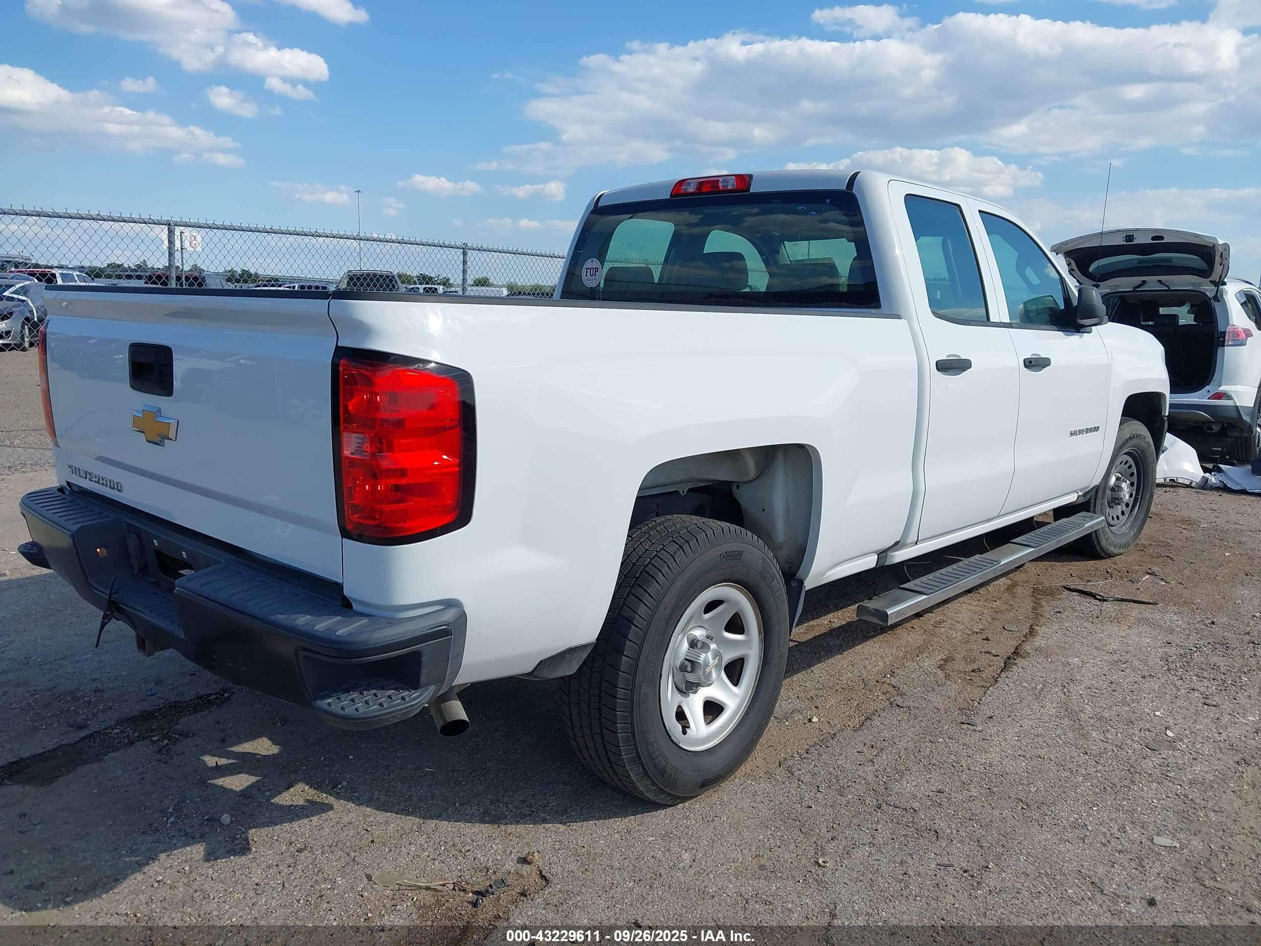 CHEVROLET SILVERADO image 4