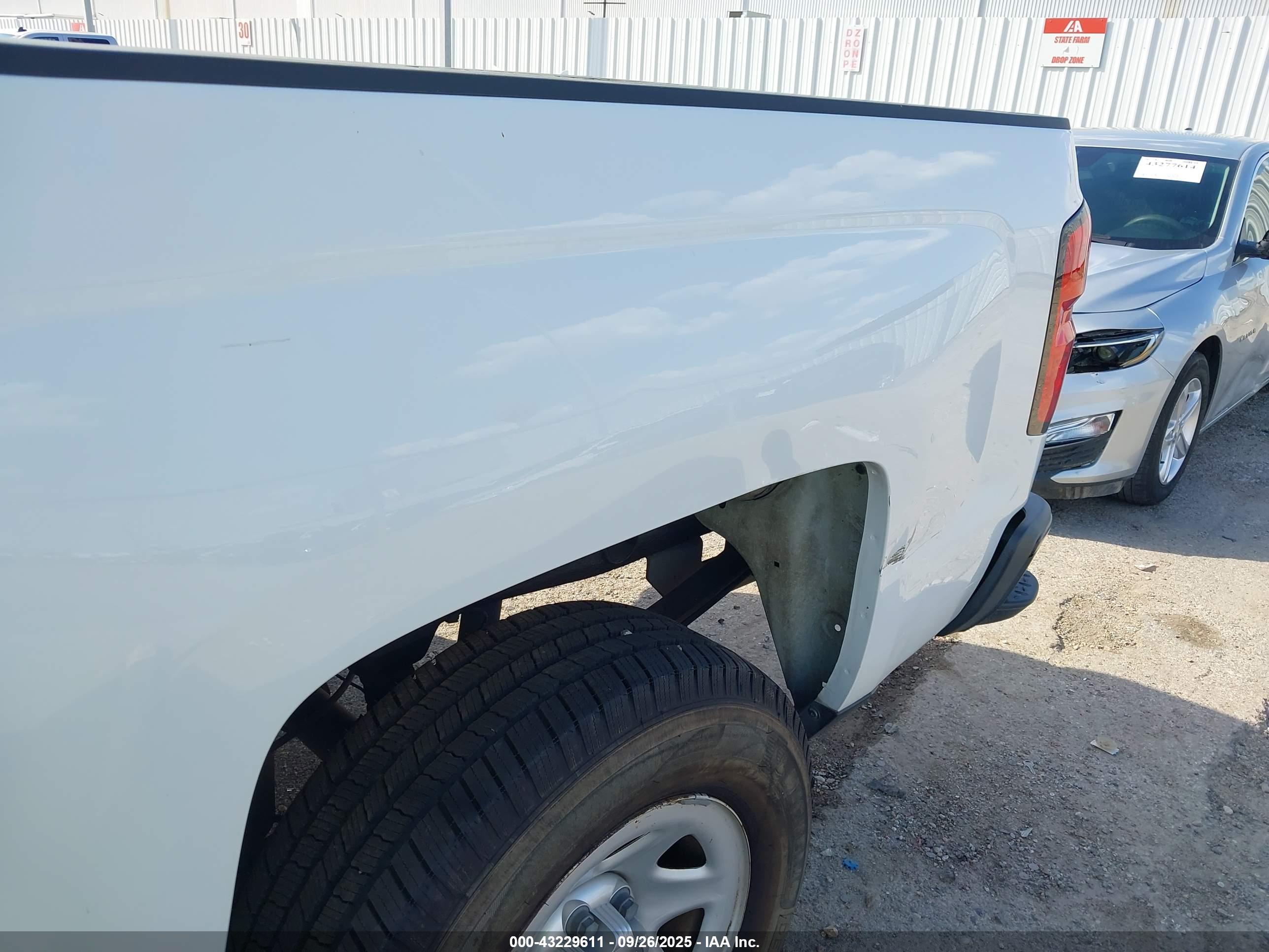 CHEVROLET SILVERADO image 6