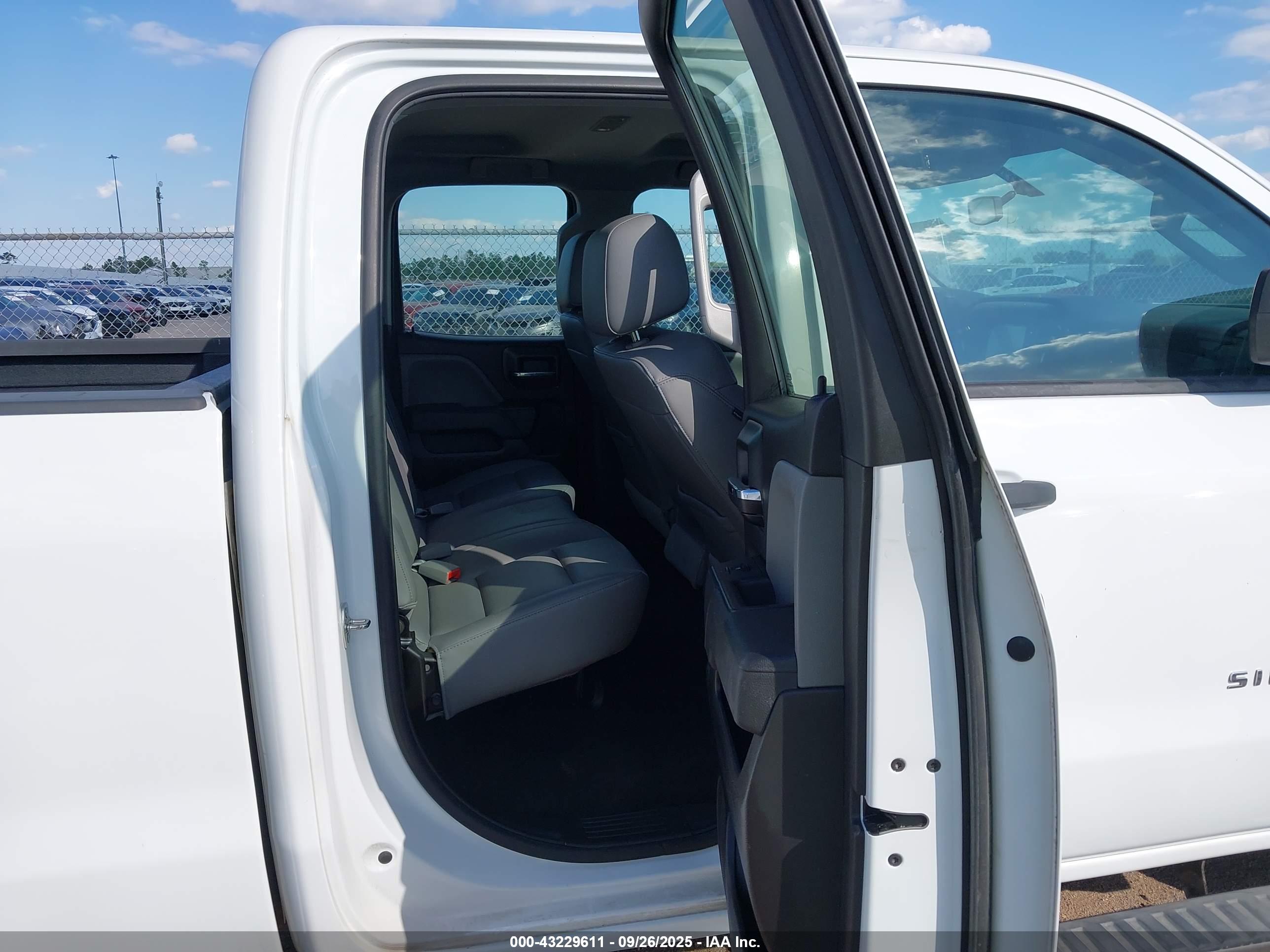 CHEVROLET SILVERADO image 8