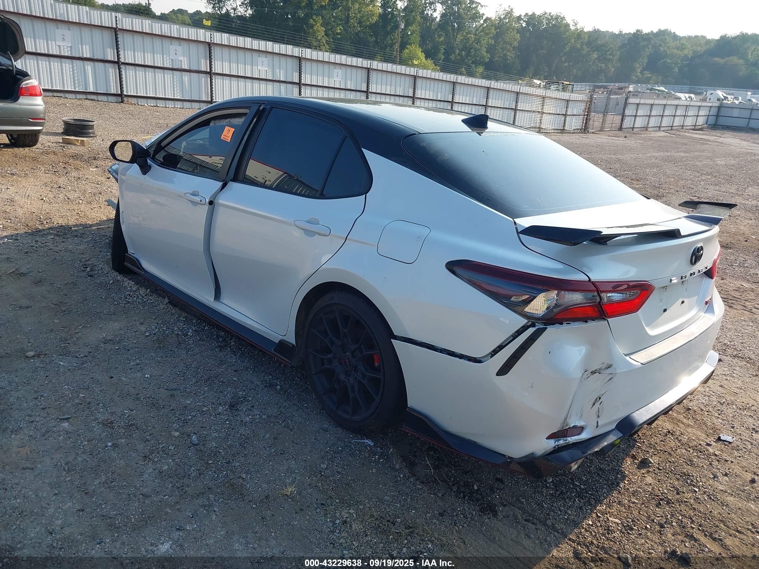 TOYOTA CAMRY image 3