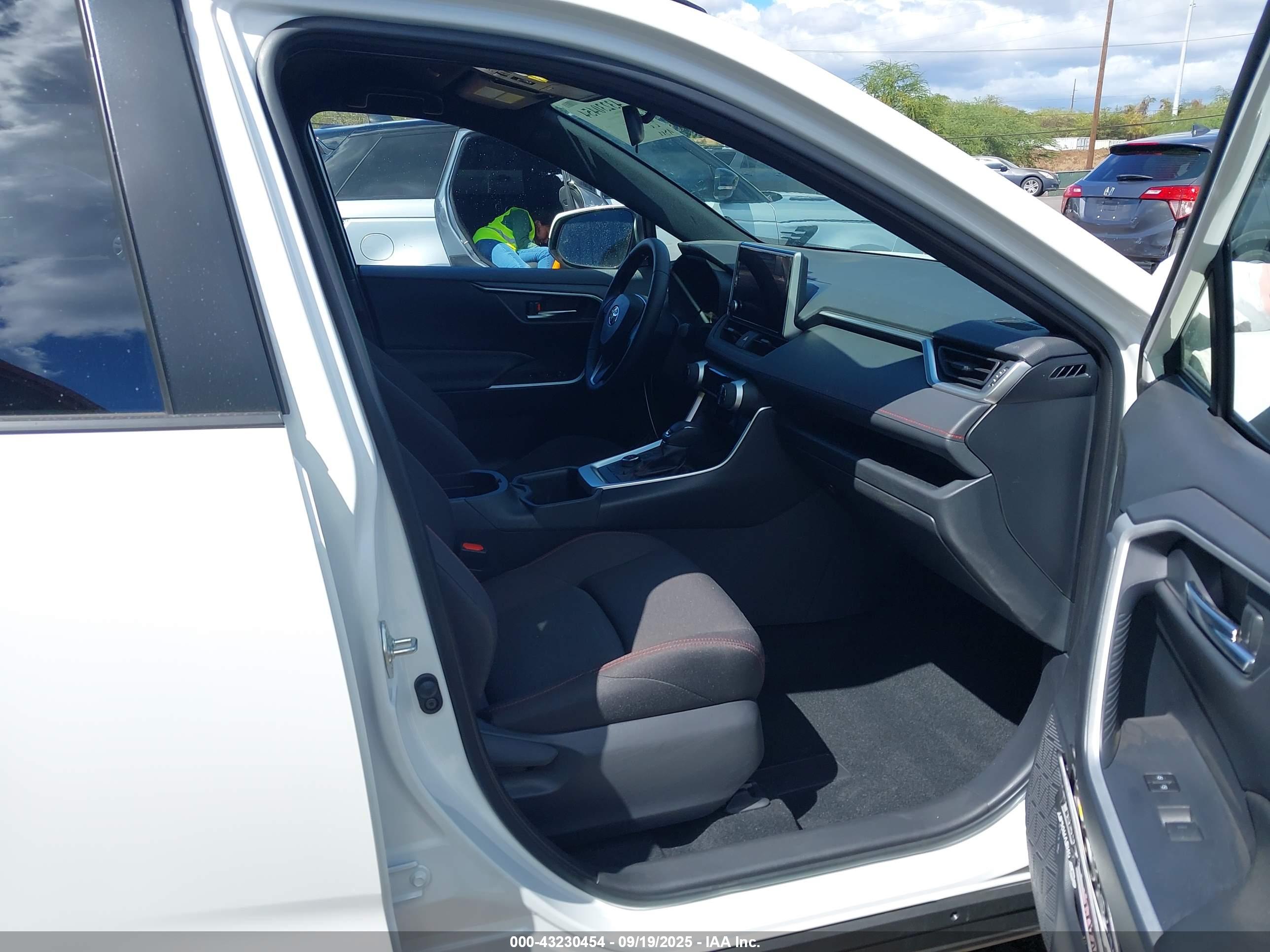 TOYOTA RAV4 image 5