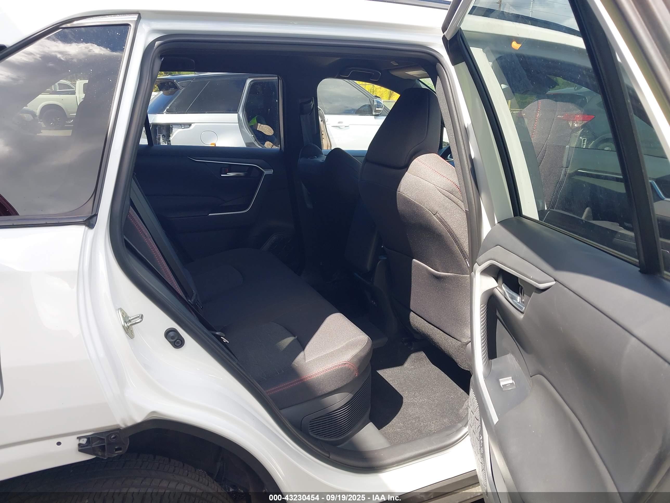 TOYOTA RAV4 image 8