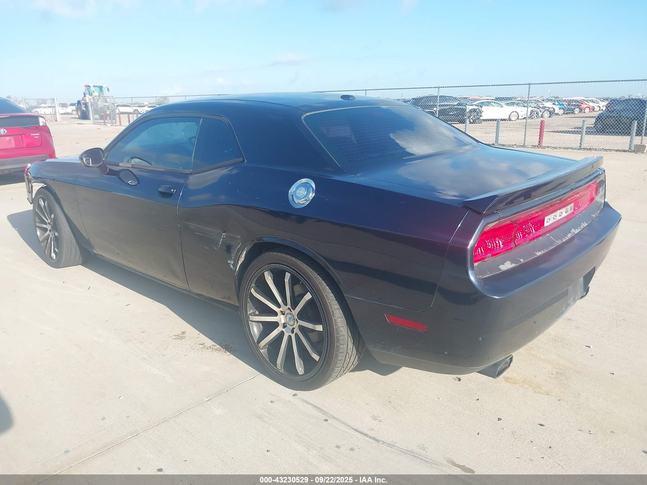 DODGE CHALLENGER image 3