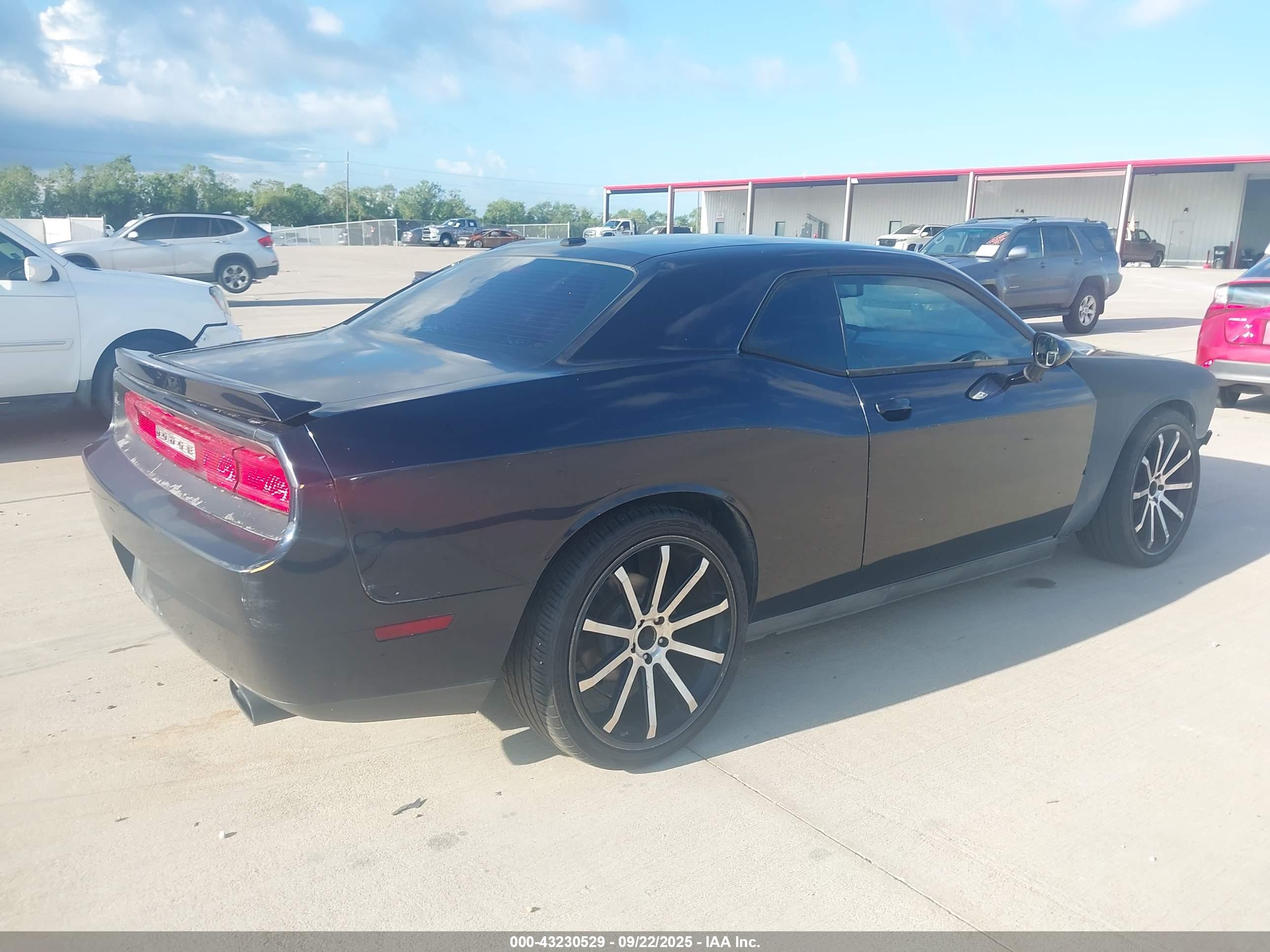 DODGE CHALLENGER image 4