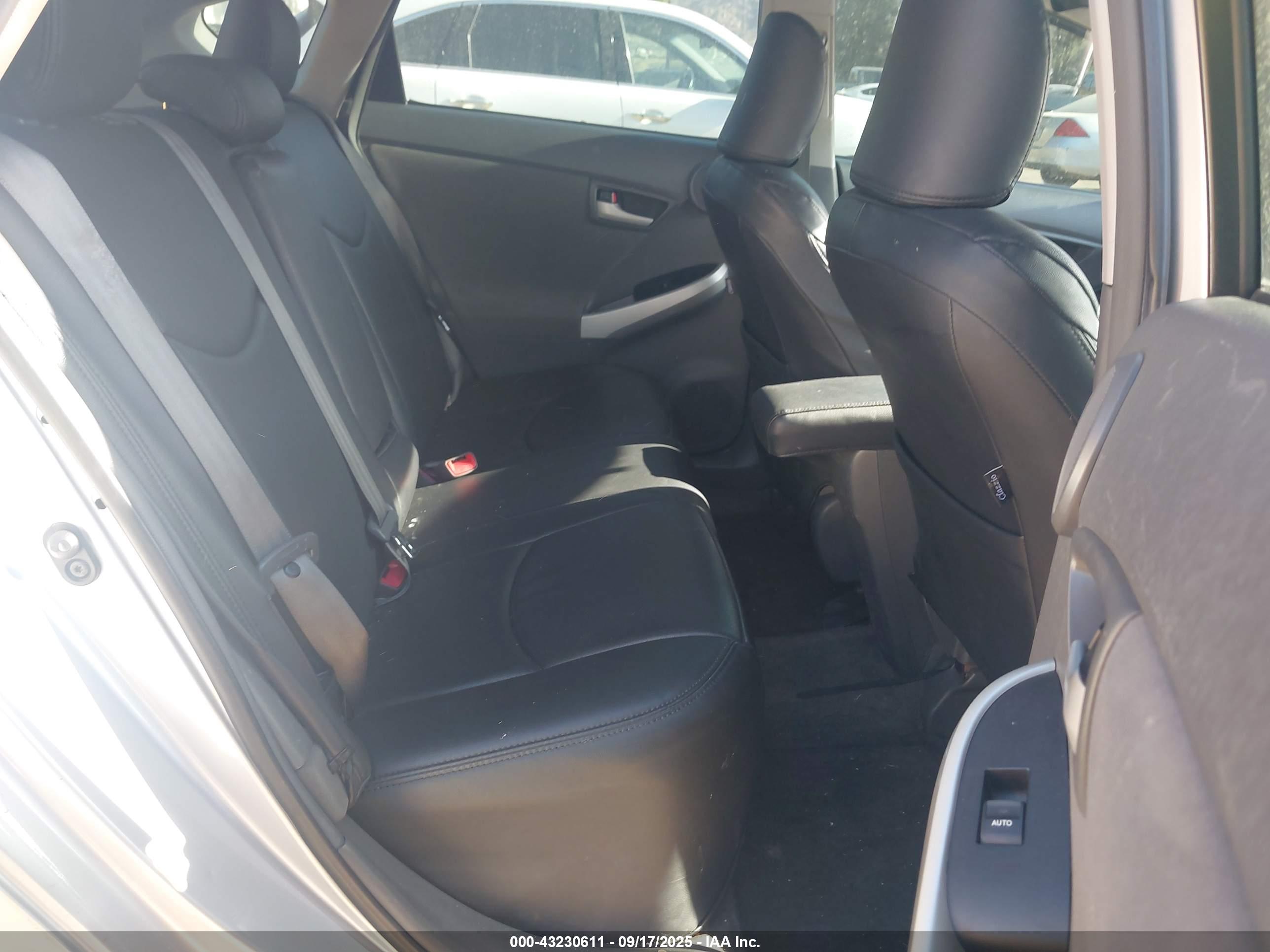 TOYOTA PRIUS image 8