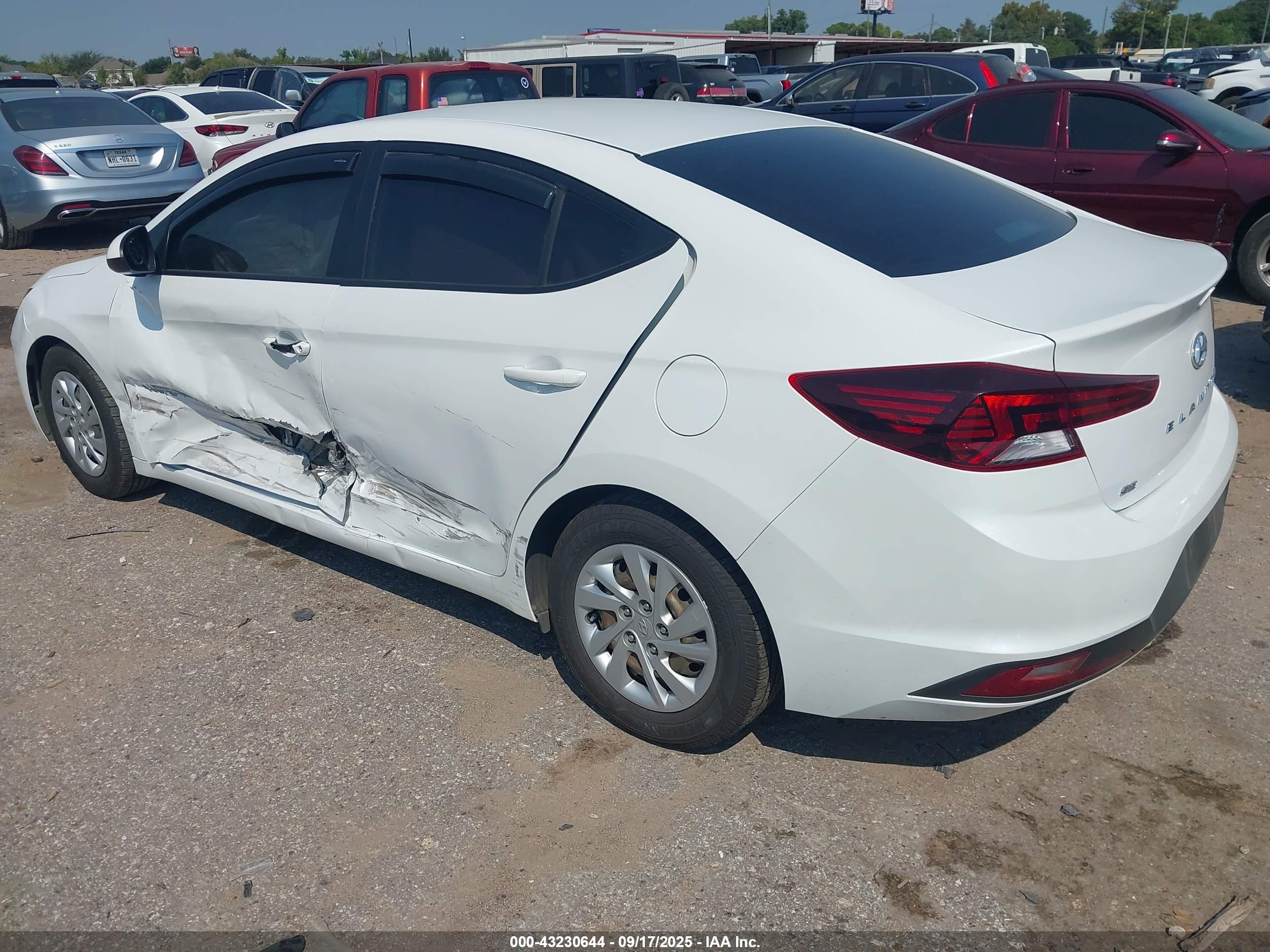 HYUNDAI ELANTRA image 3