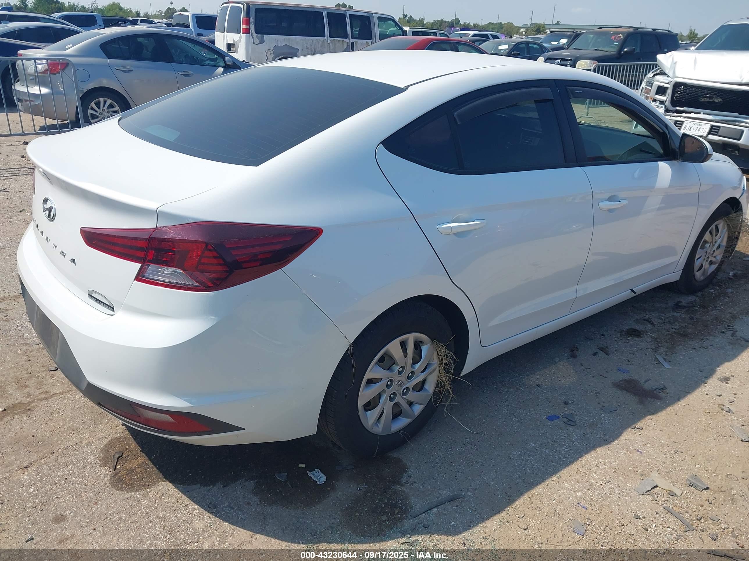 HYUNDAI ELANTRA image 4