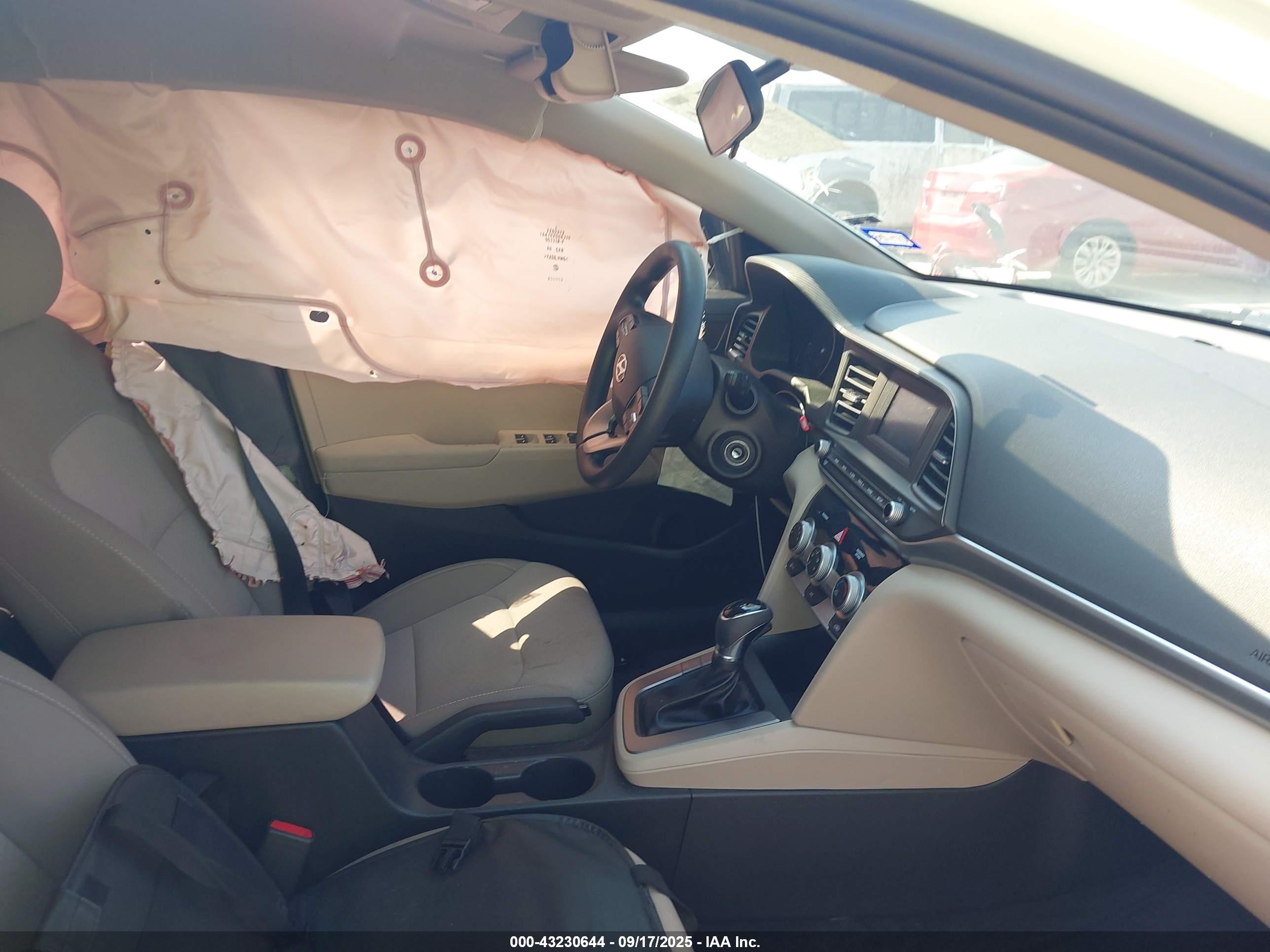 HYUNDAI ELANTRA image 5