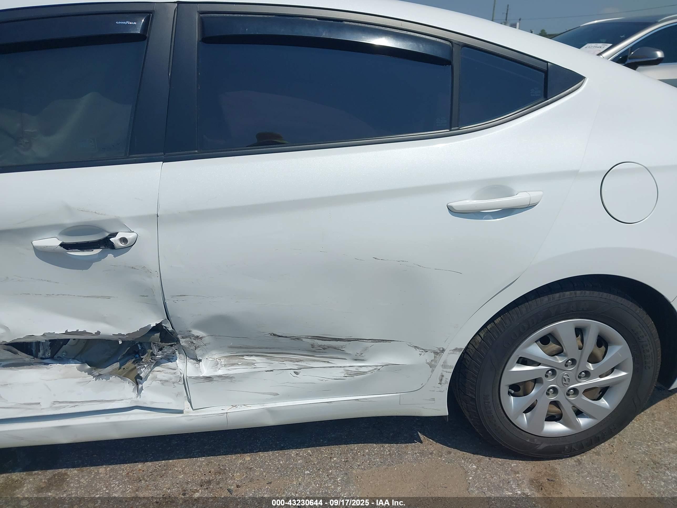 HYUNDAI ELANTRA image 6