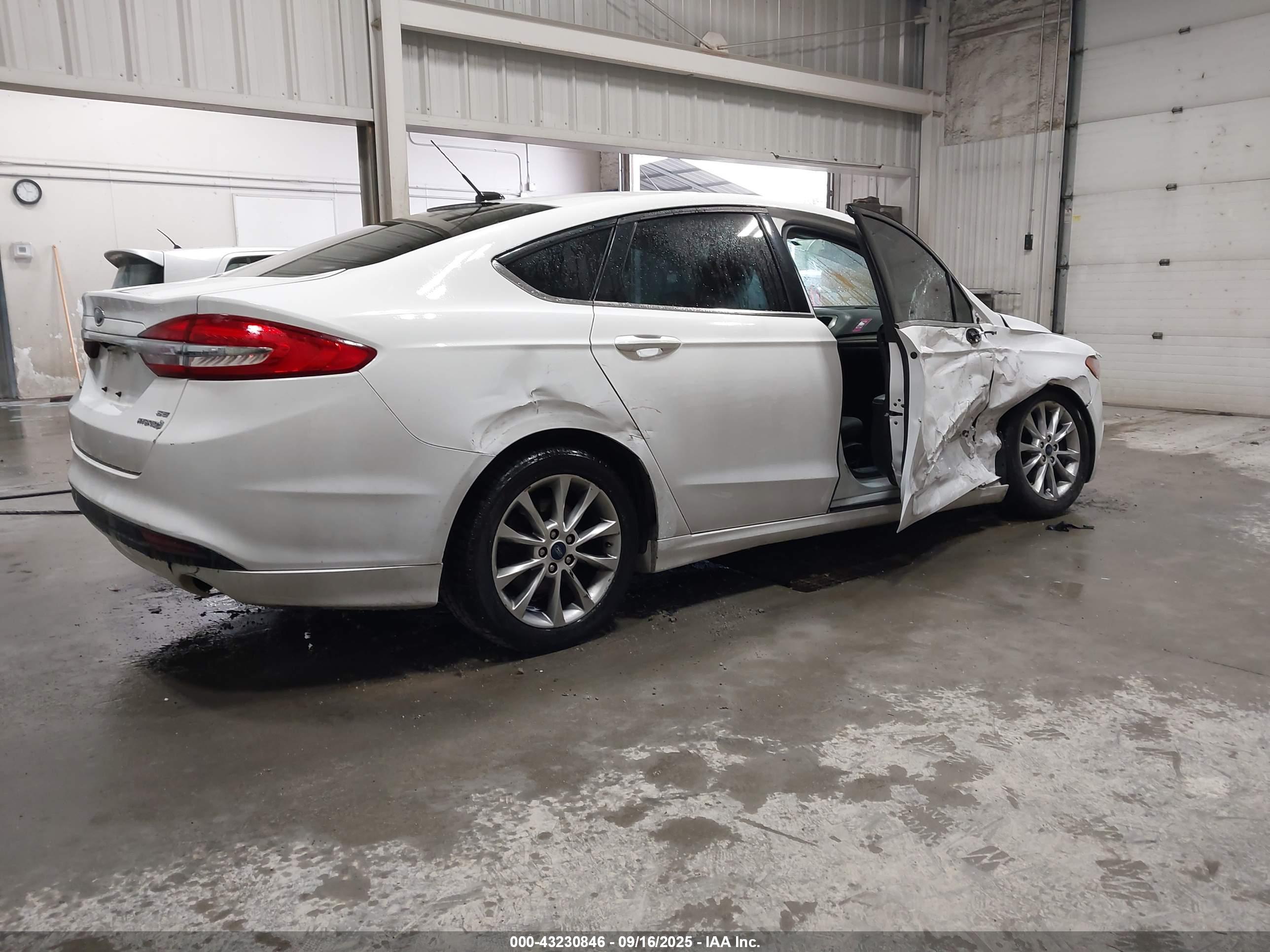 FORD FUSION image 4