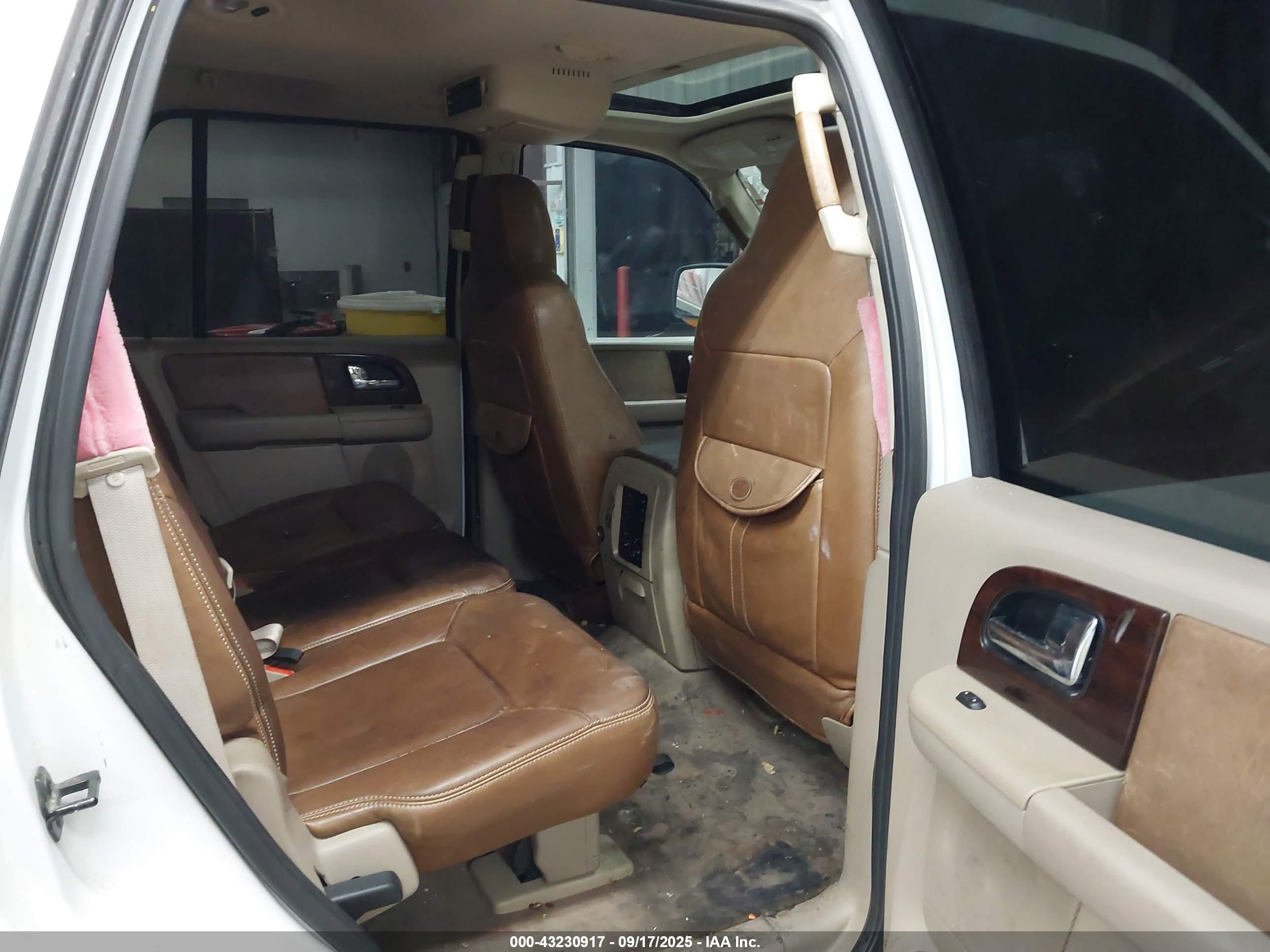 FORD EXPEDITION image 8