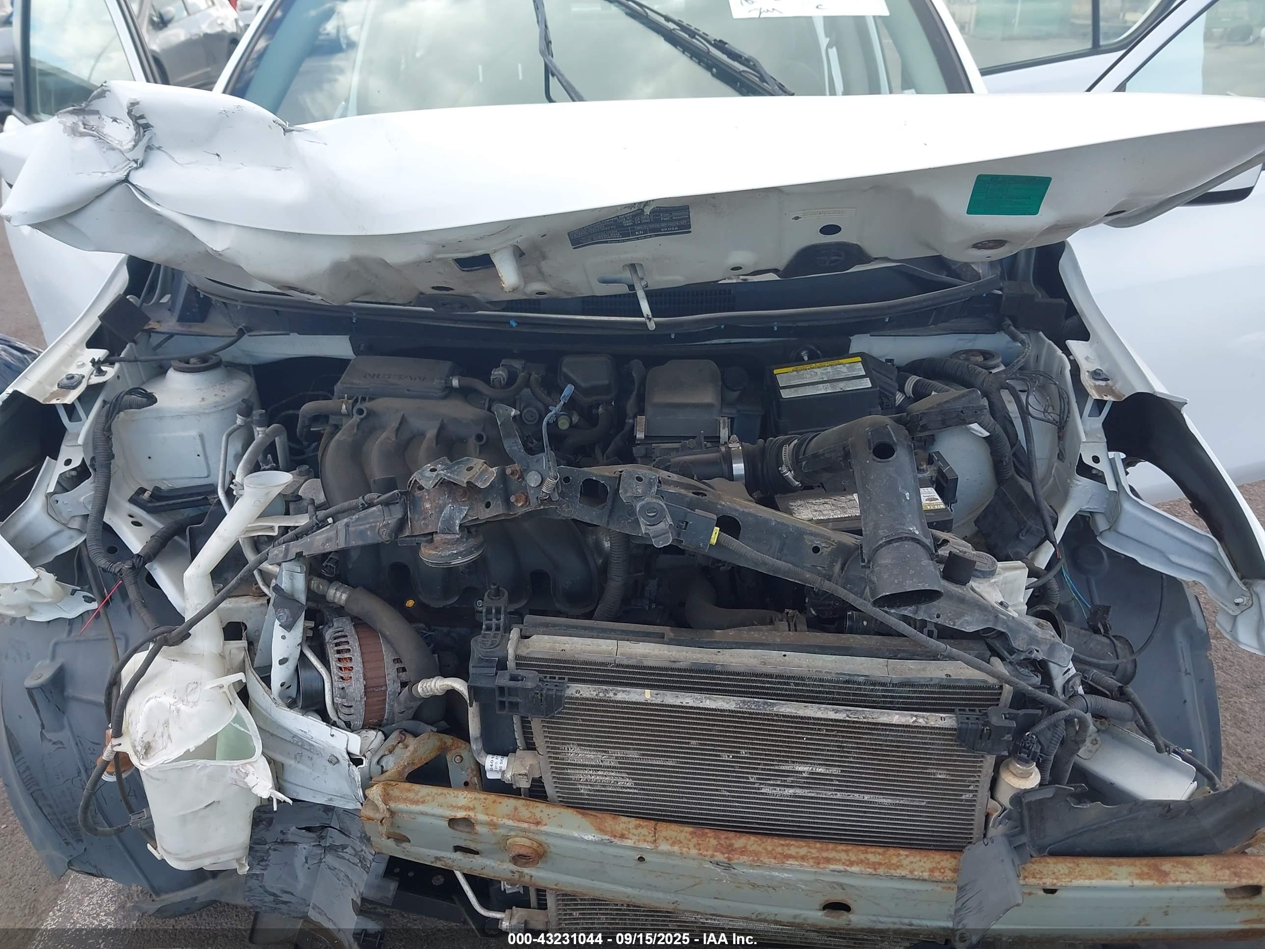 NISSAN VERSA image 10