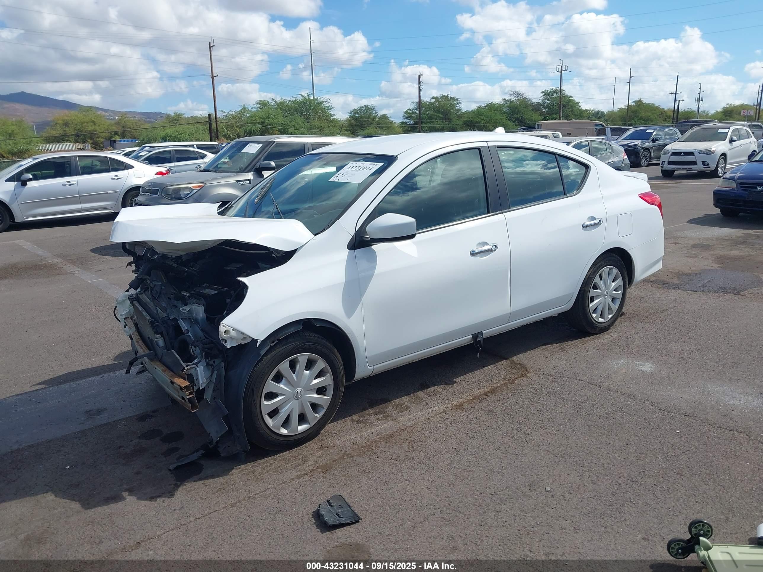 NISSAN VERSA image 2