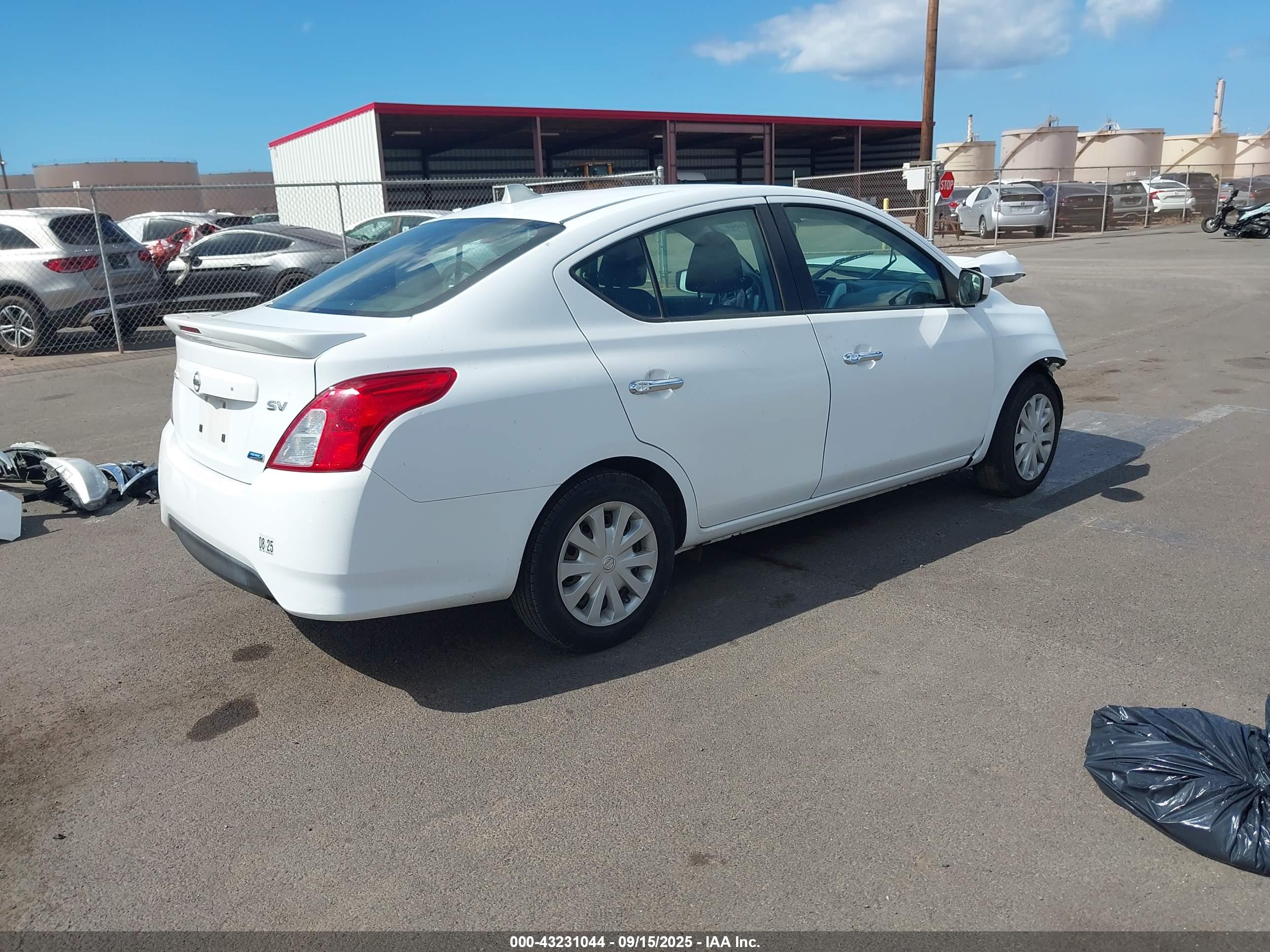 NISSAN VERSA image 4