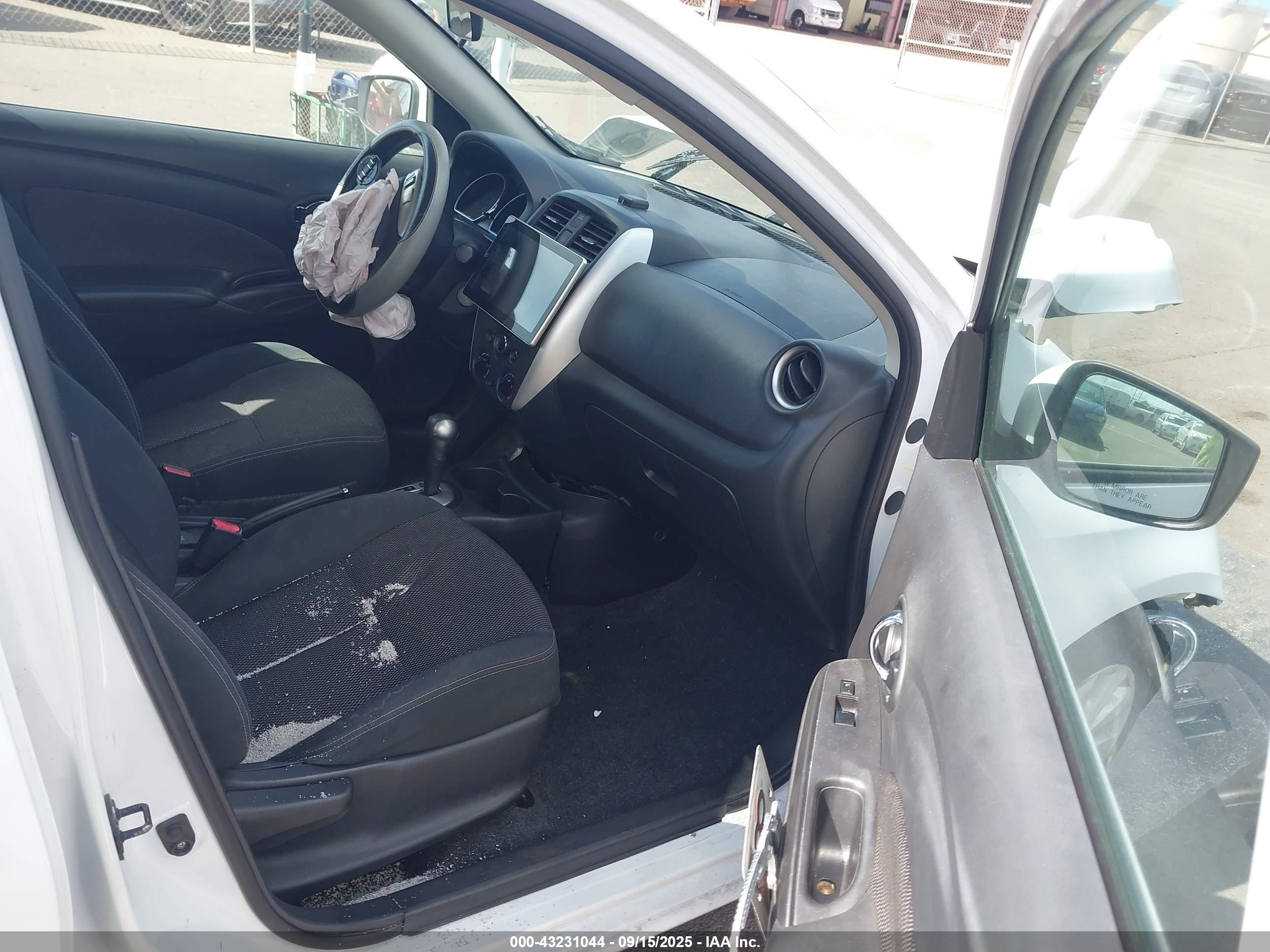 NISSAN VERSA image 5