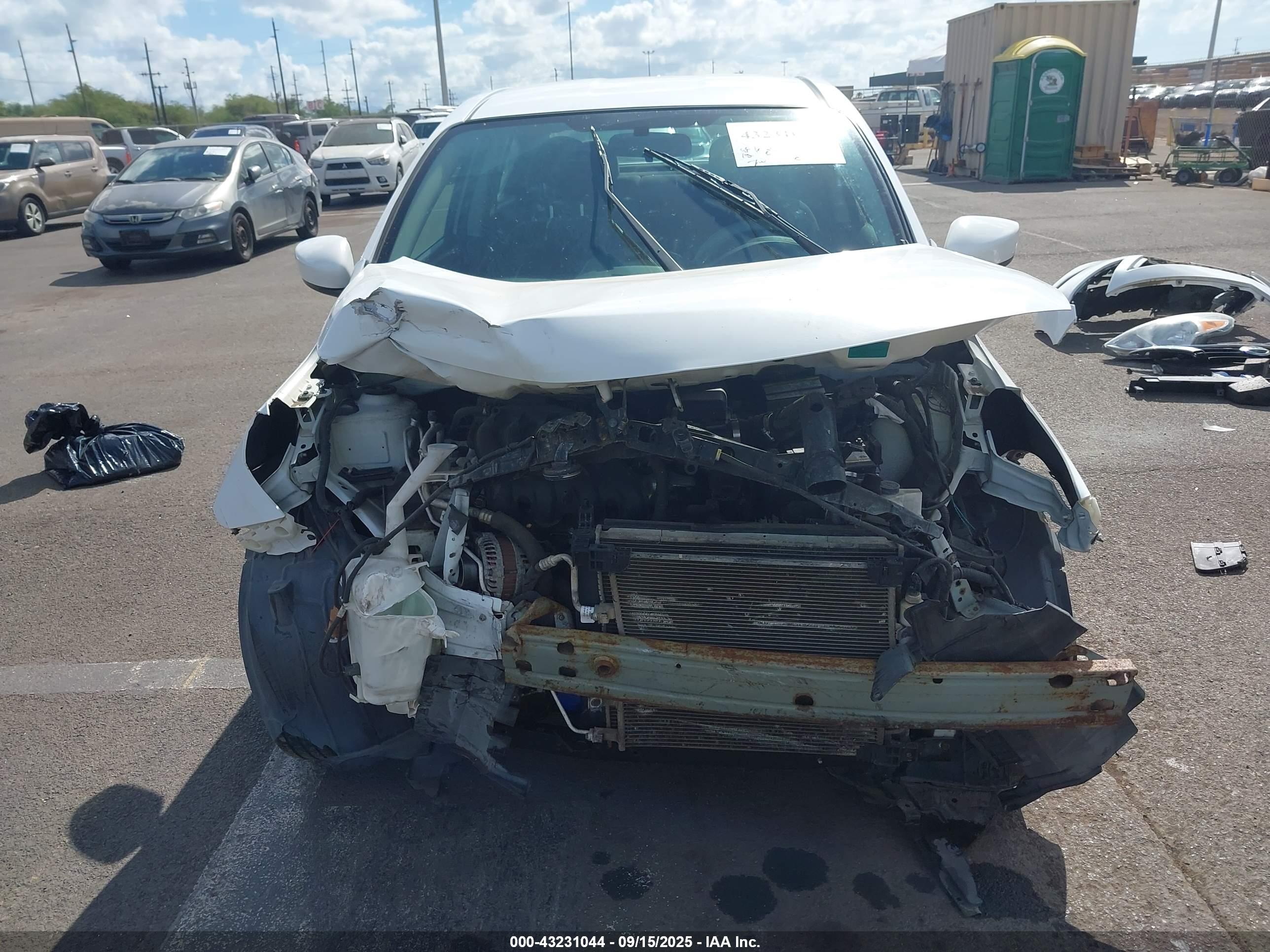 NISSAN VERSA image 6
