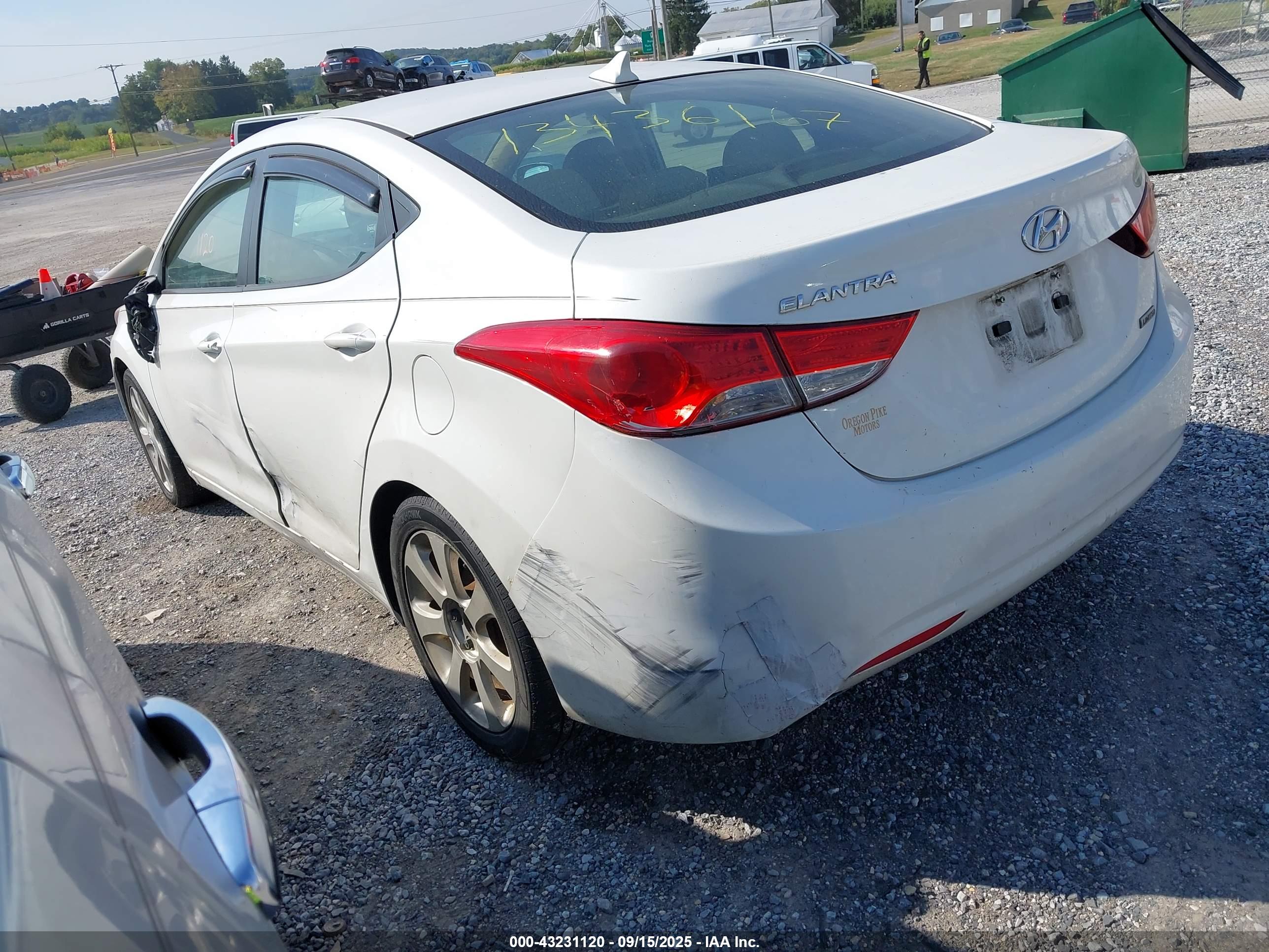 HYUNDAI ELANTRA image 3