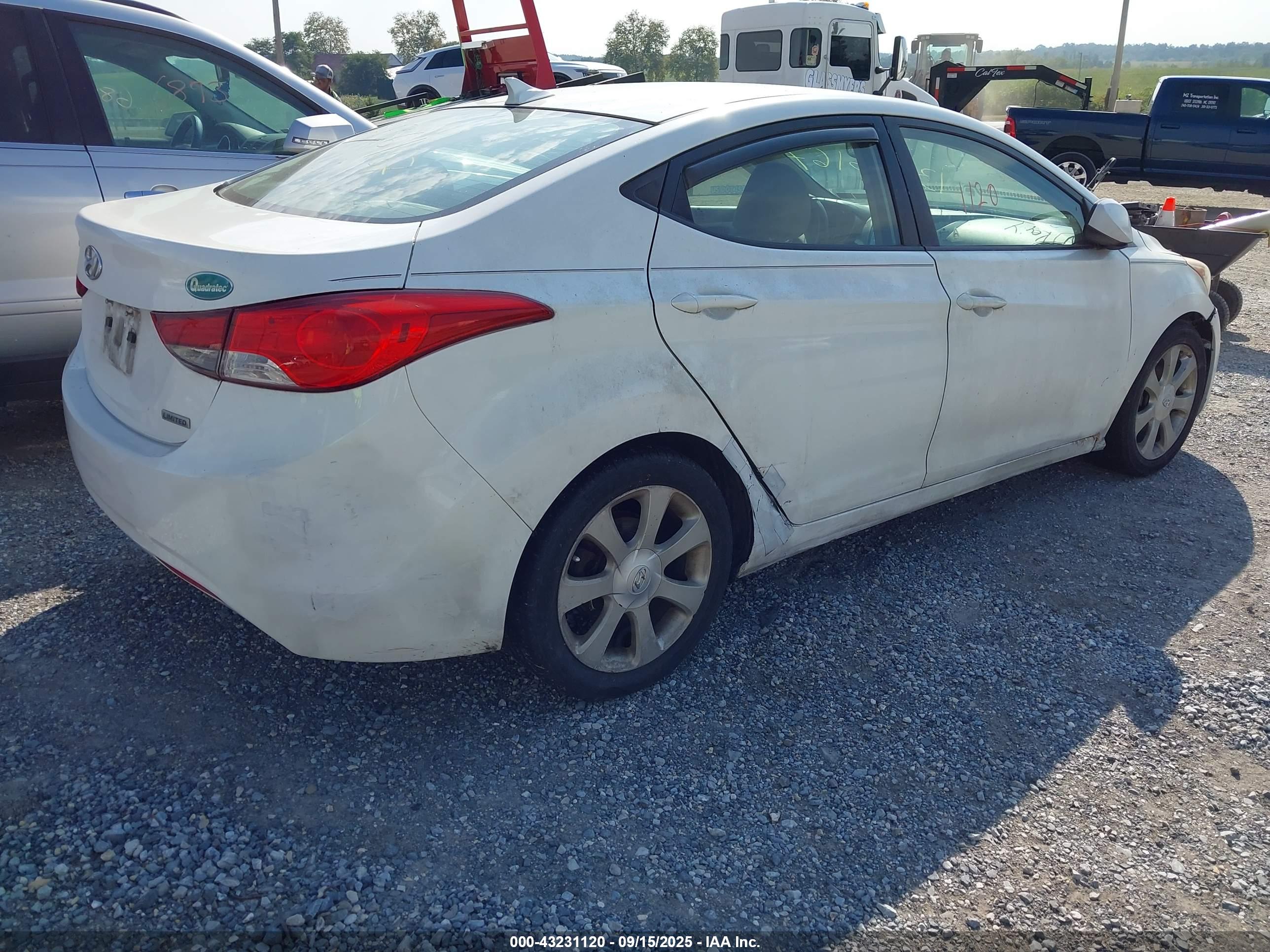 HYUNDAI ELANTRA image 4