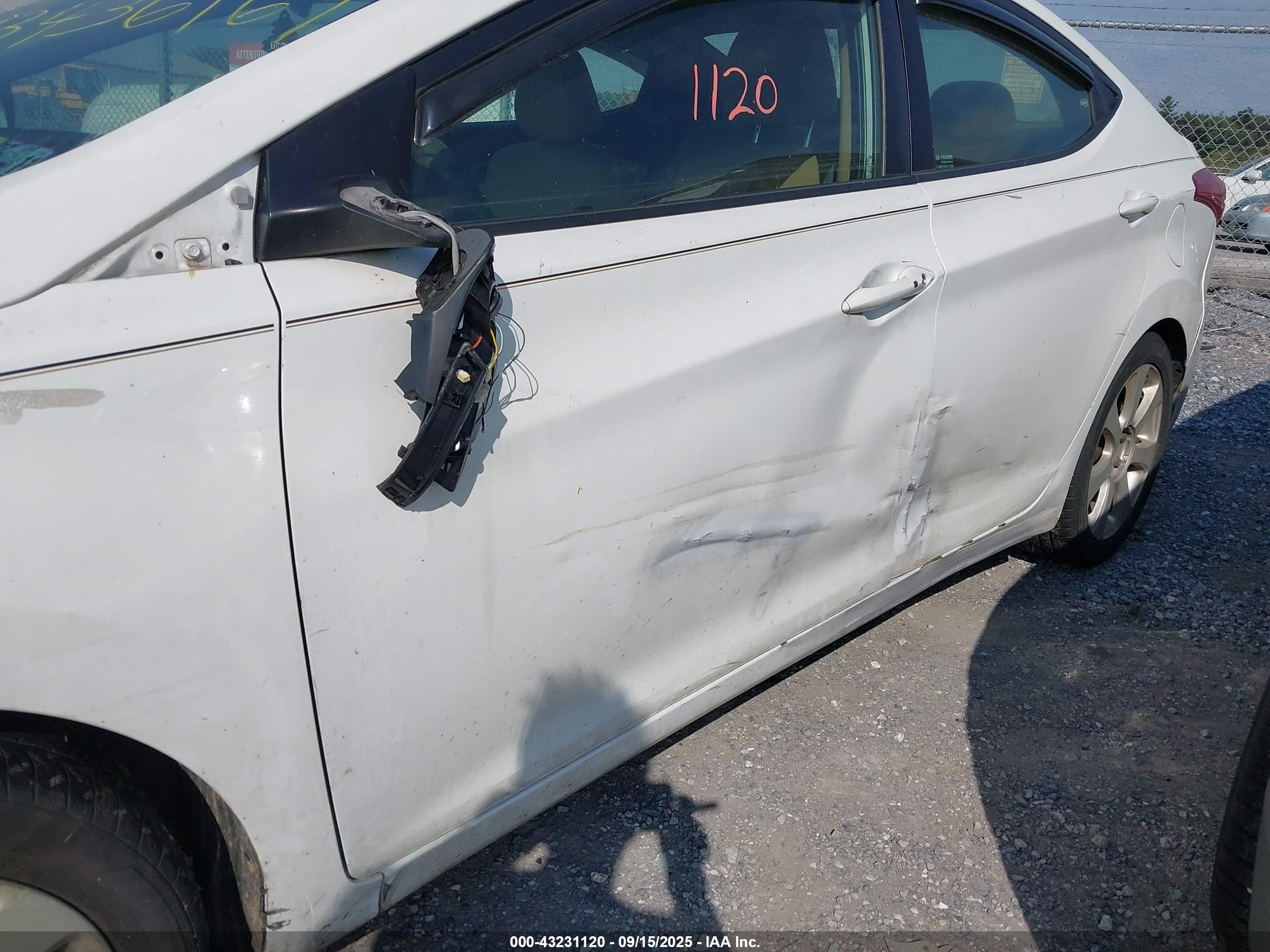 HYUNDAI ELANTRA image 6