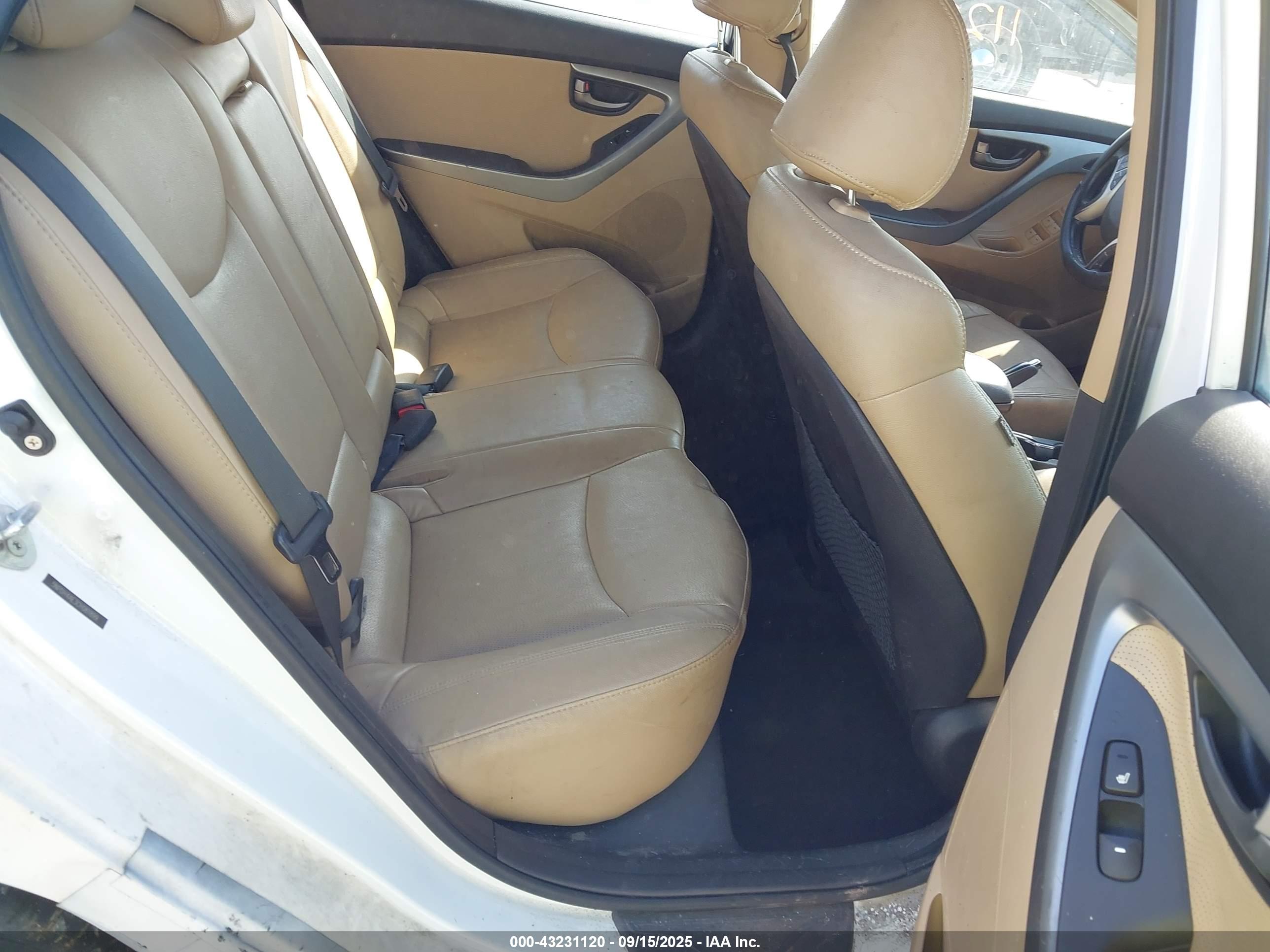 HYUNDAI ELANTRA image 8