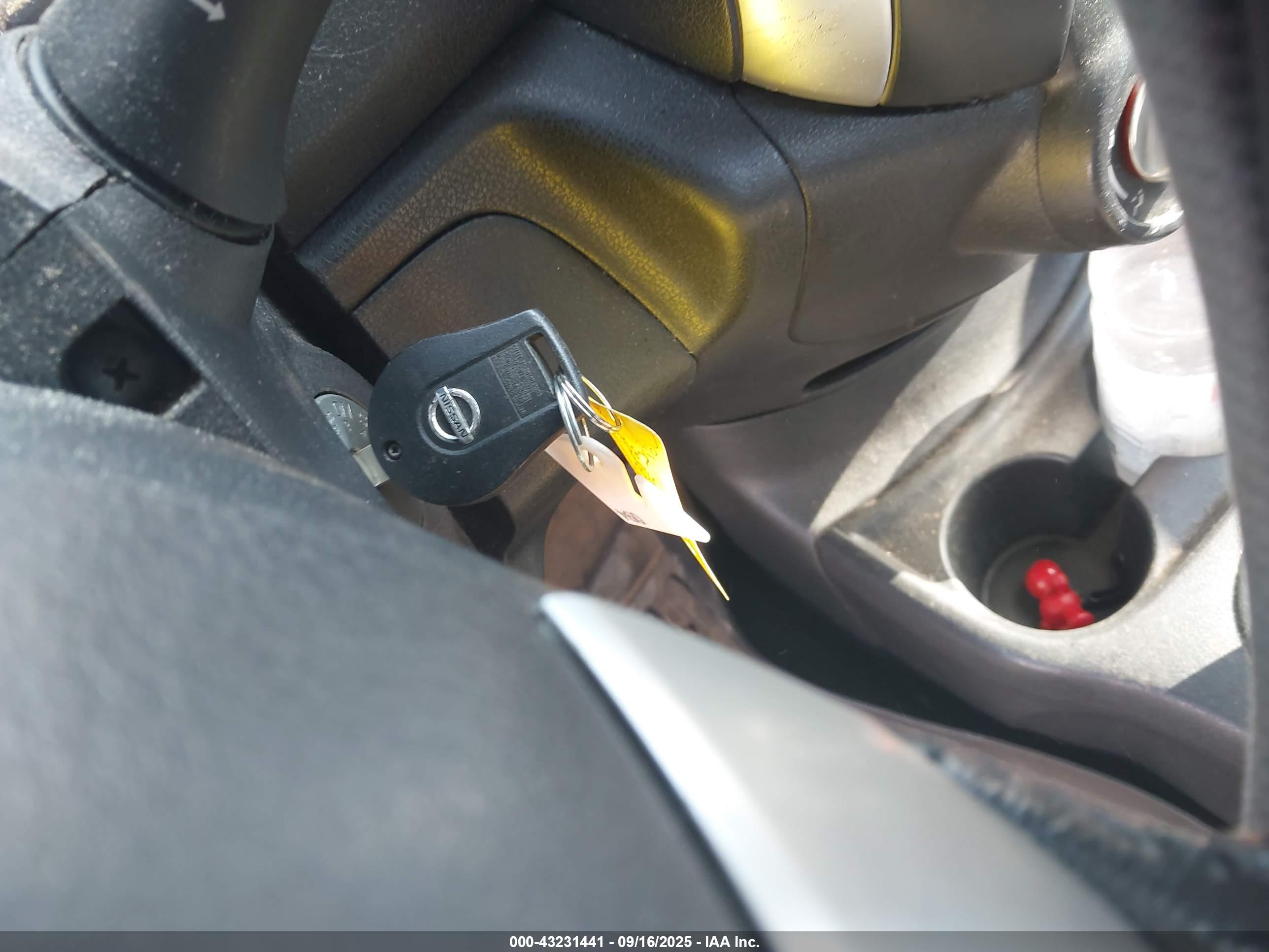 NISSAN VERSA image 11