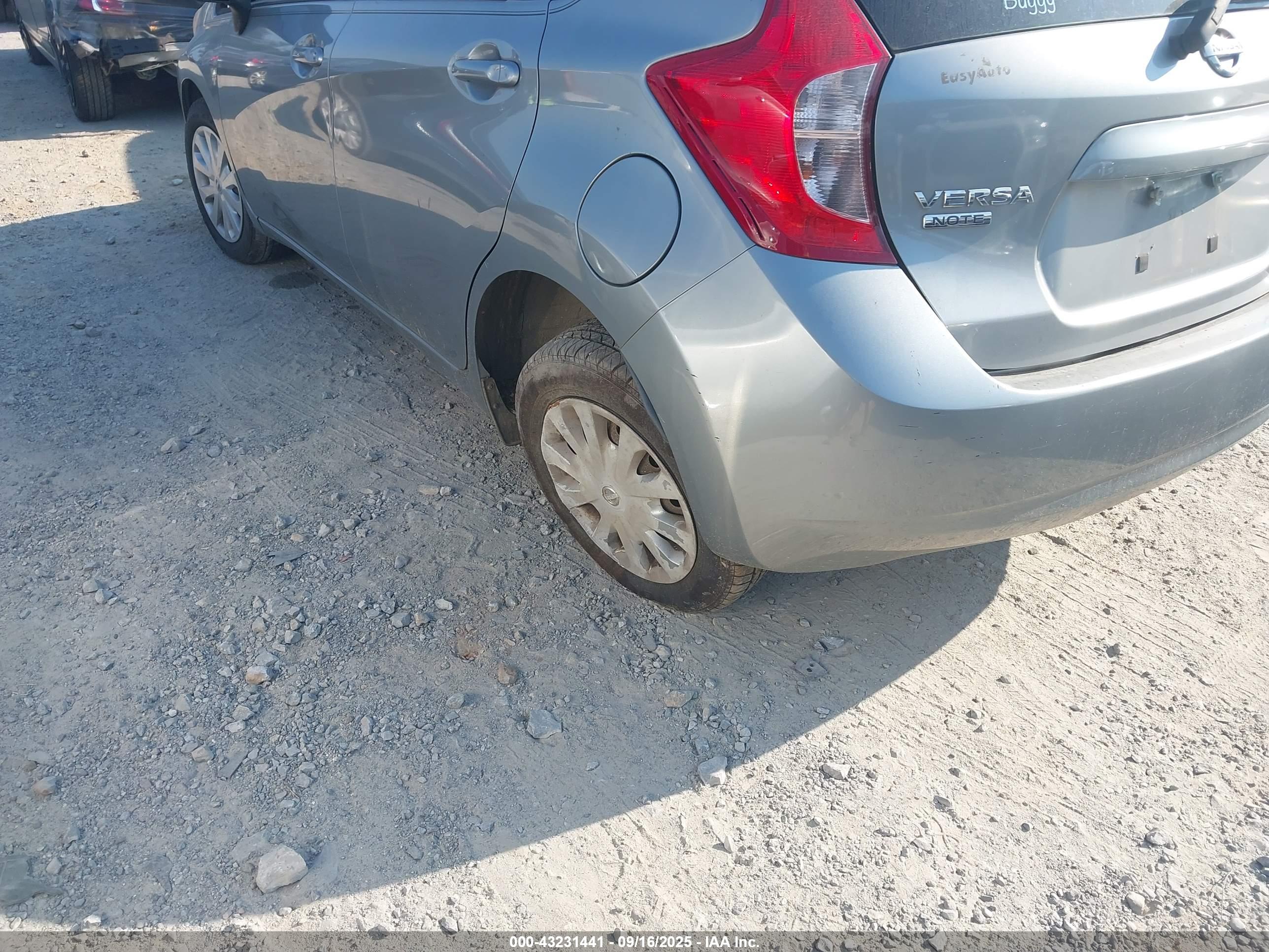 NISSAN VERSA image 6