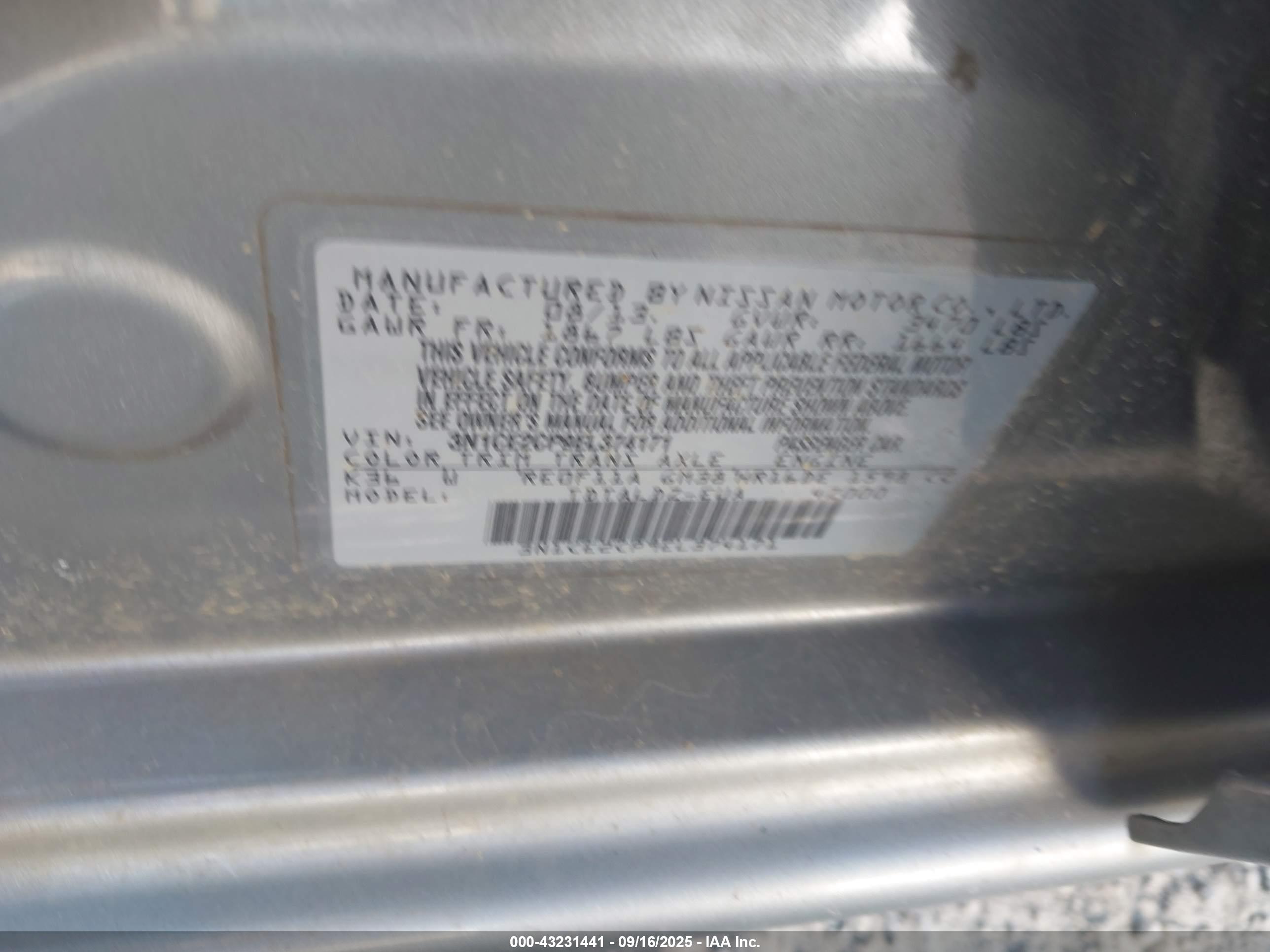 NISSAN VERSA image 9