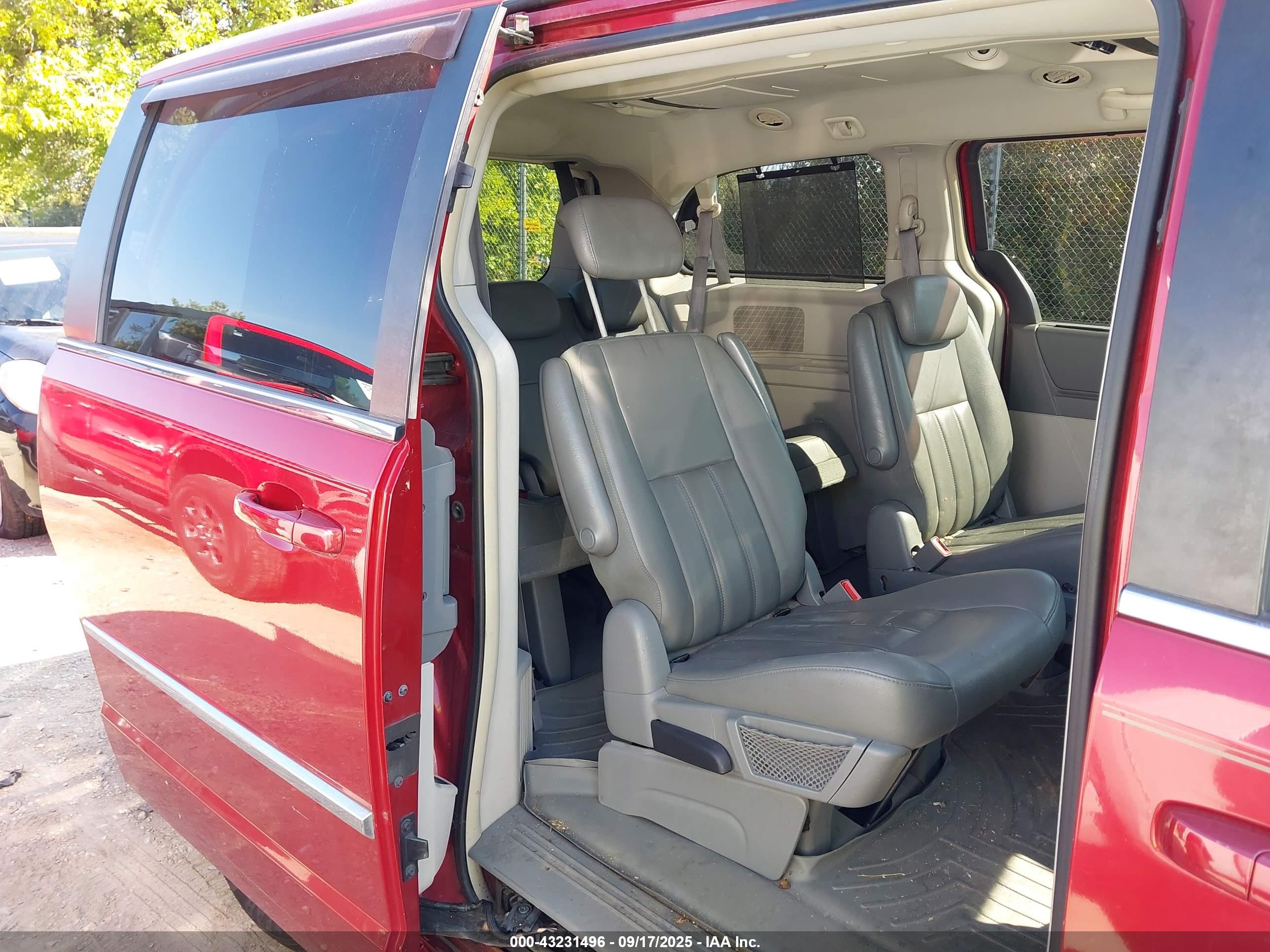 CHRYSLER TOWN image 8