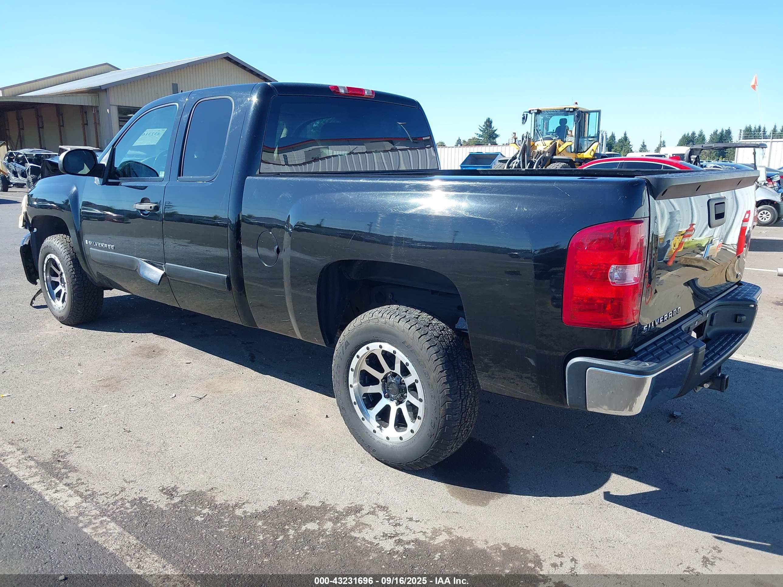 CHEVROLET SILVERADO image 3