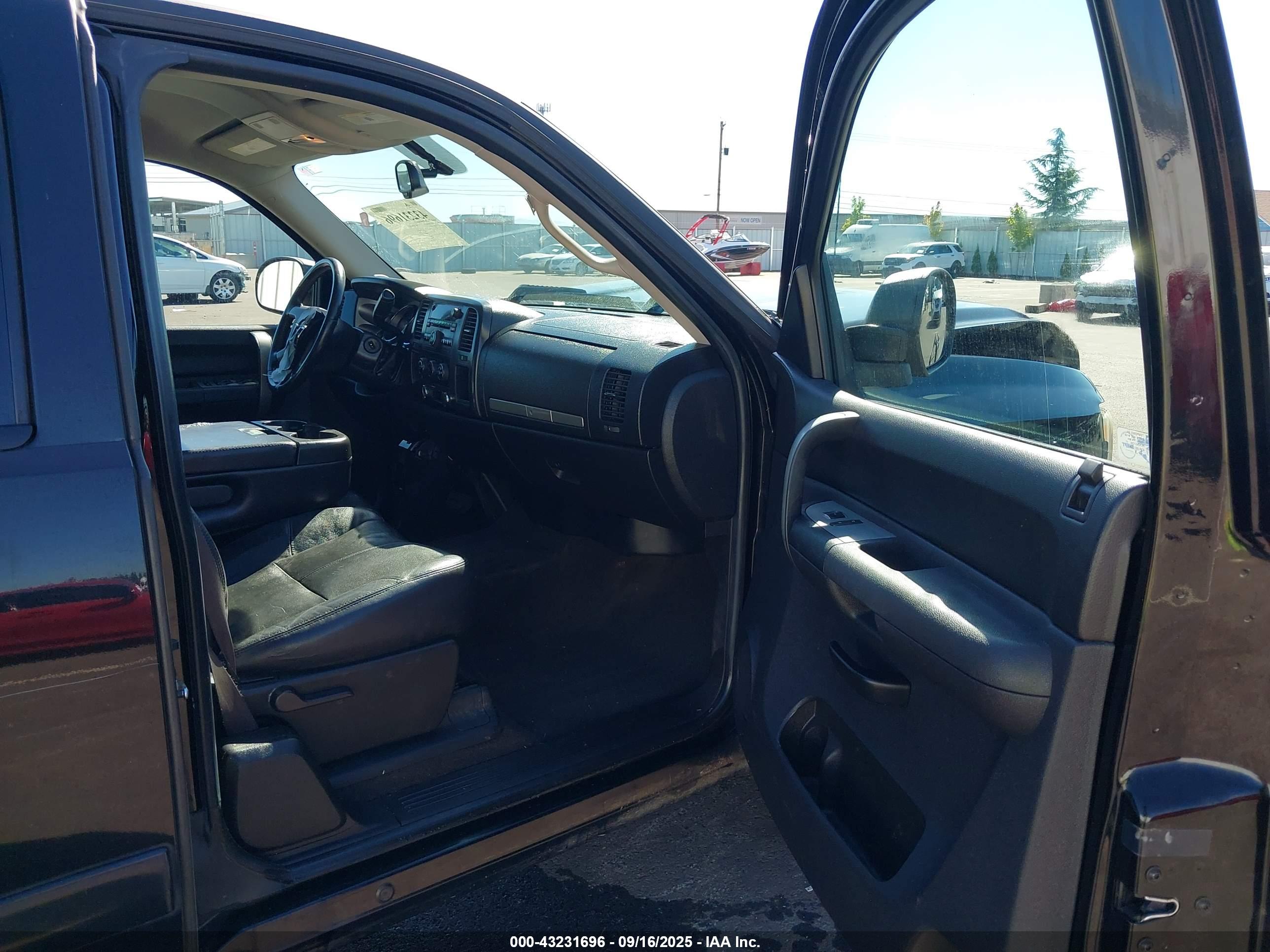 CHEVROLET SILVERADO image 5