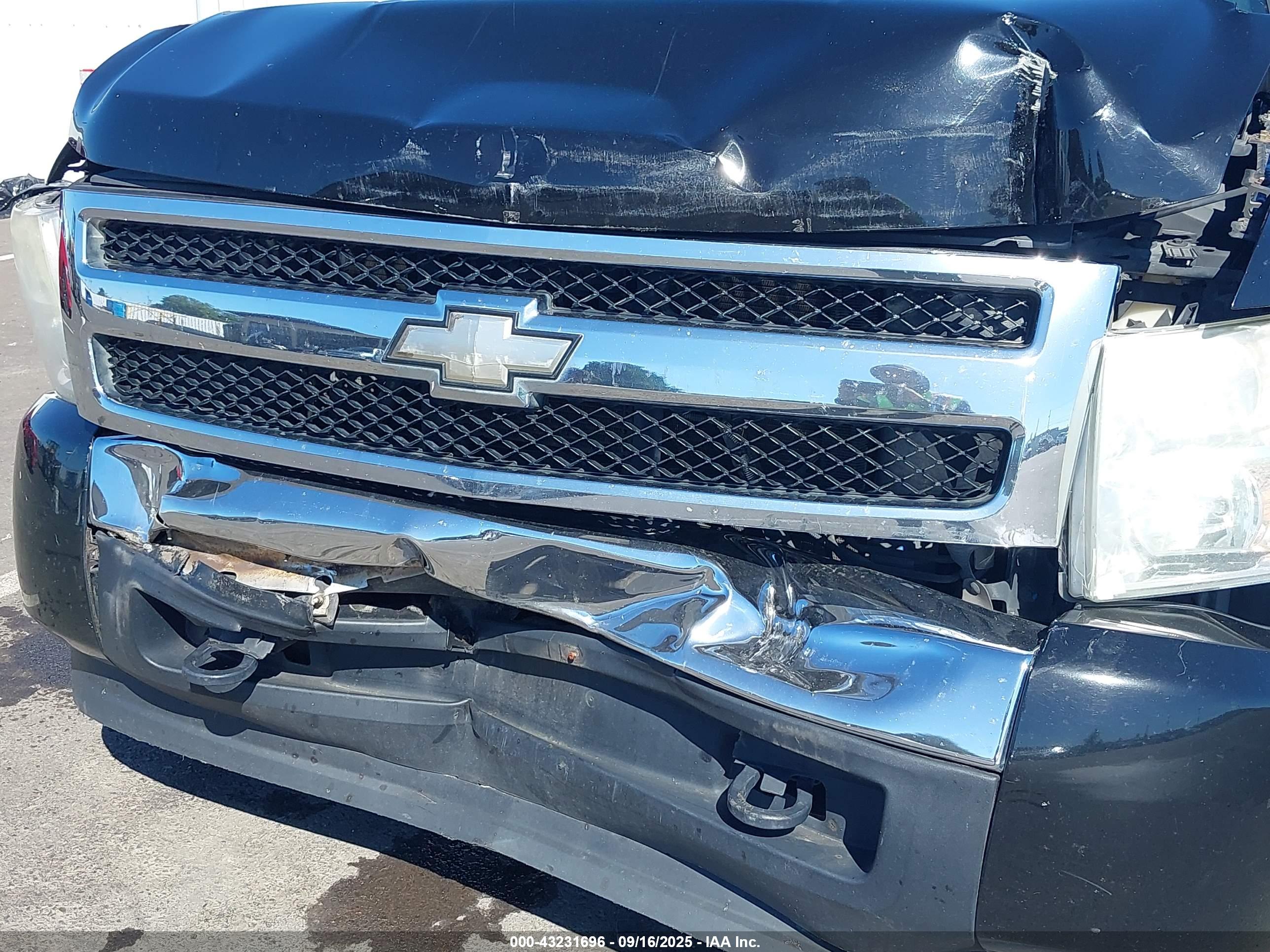 CHEVROLET SILVERADO image 6