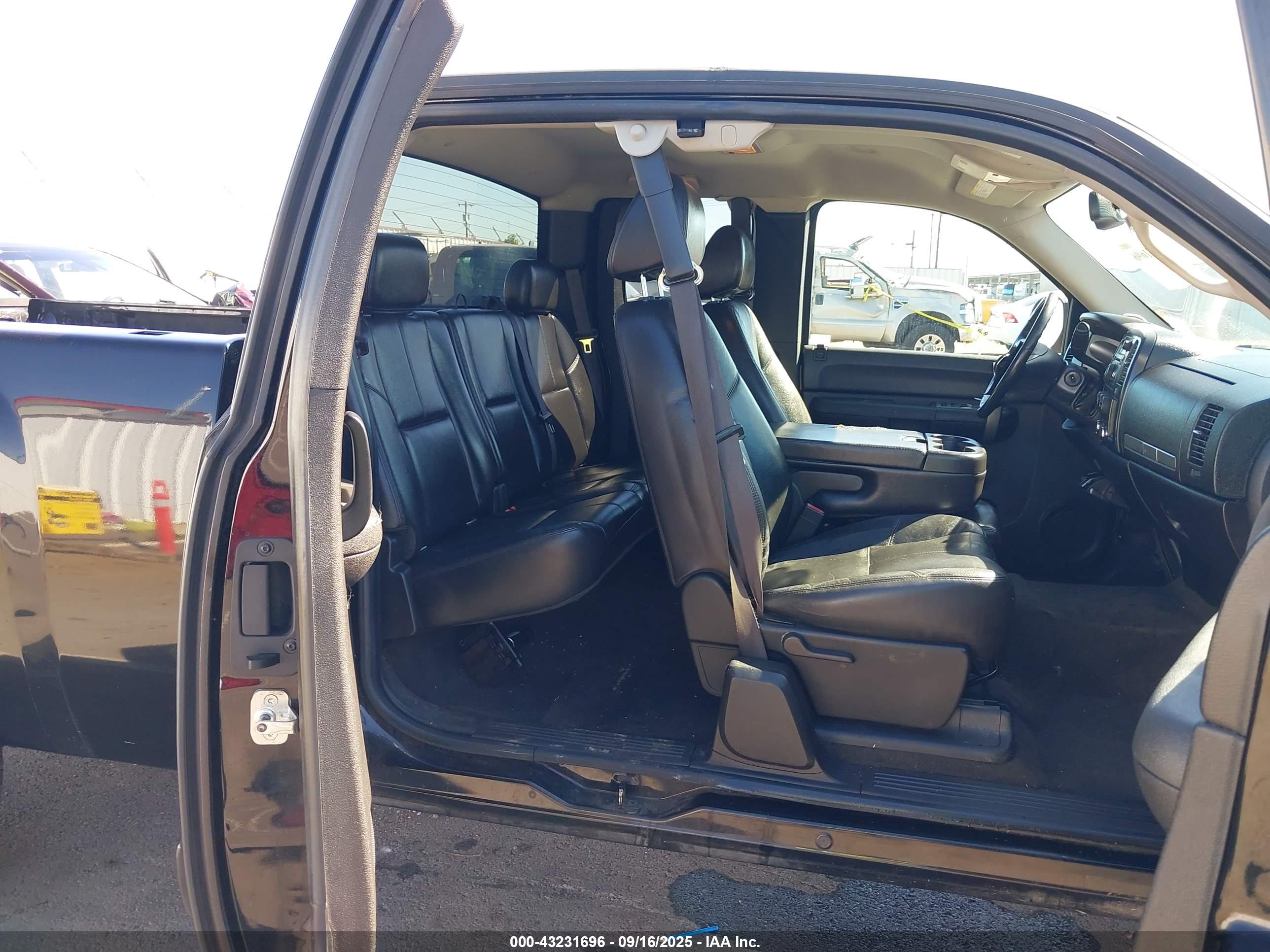 CHEVROLET SILVERADO image 8