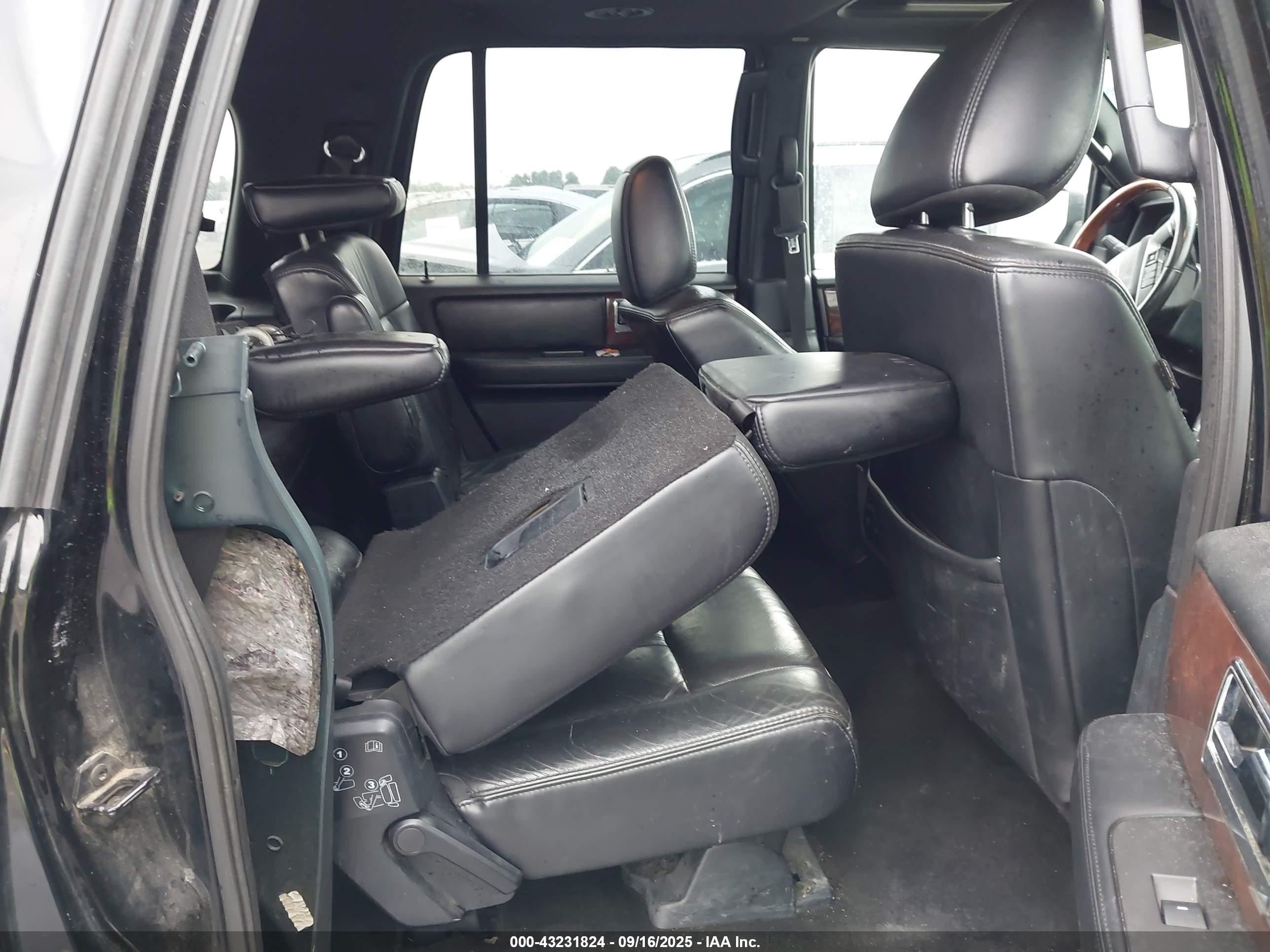 LINCOLN NAVIGATOR image 8