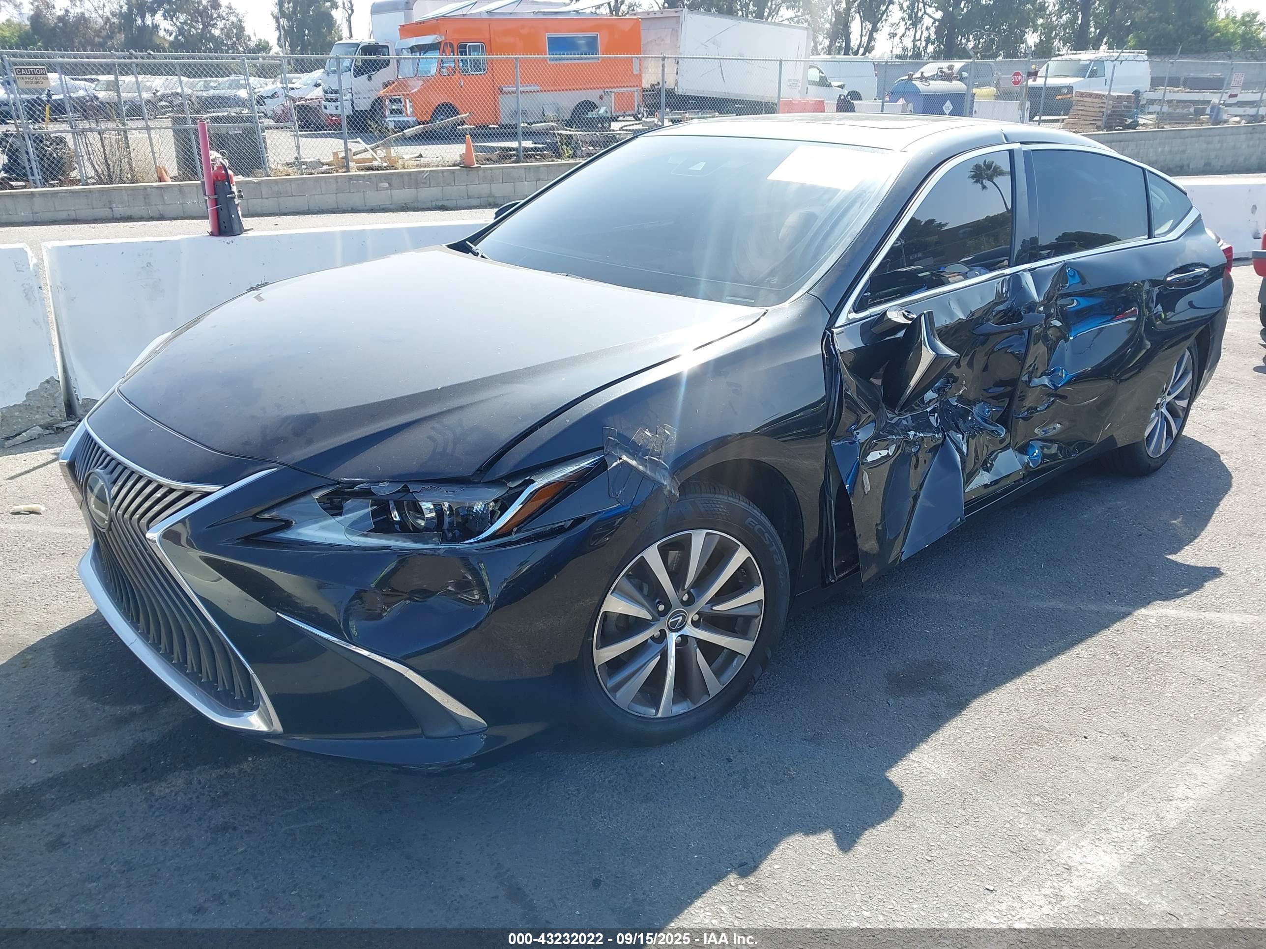 LEXUS ES image 2