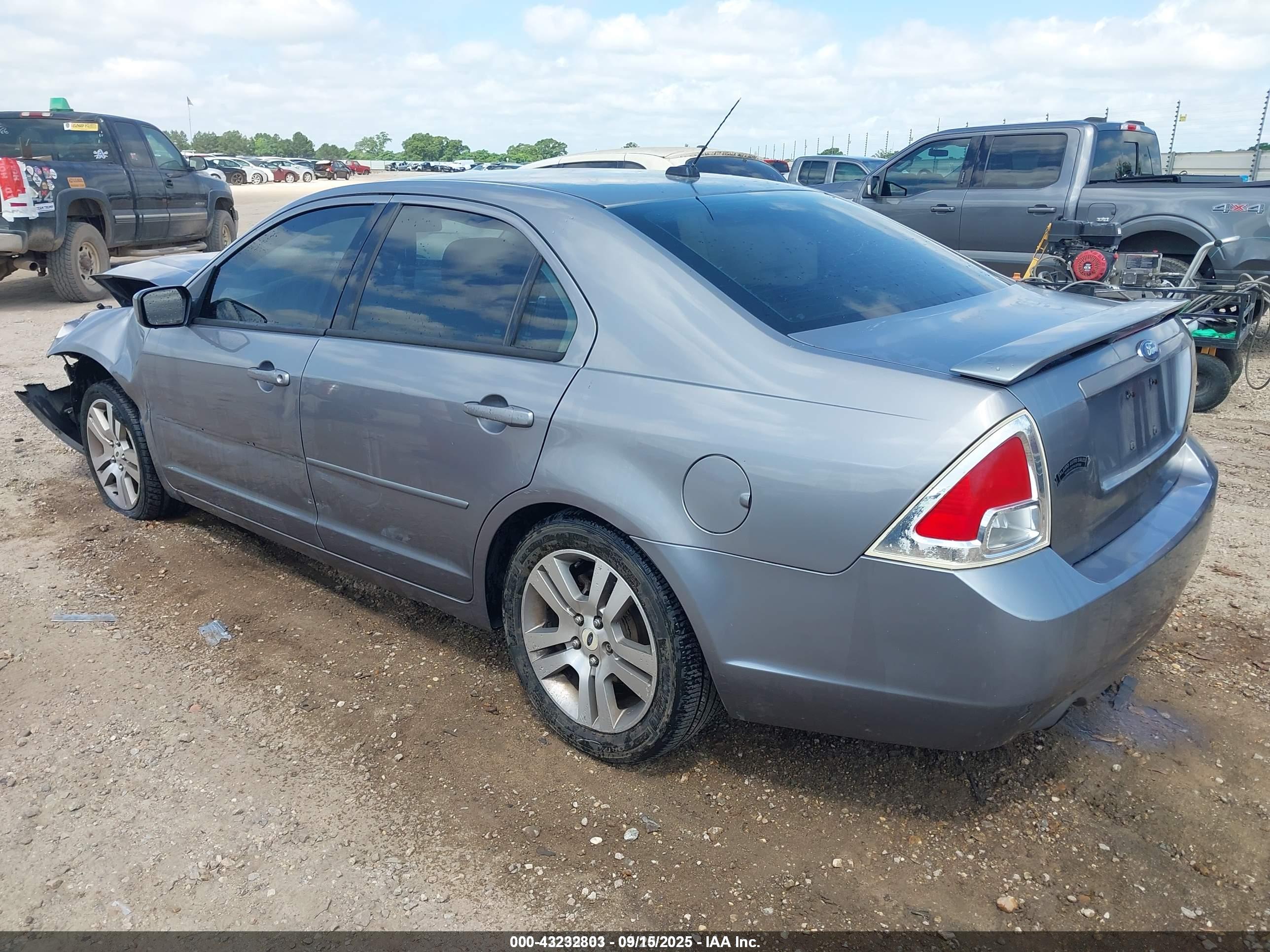 FORD FUSION image 3