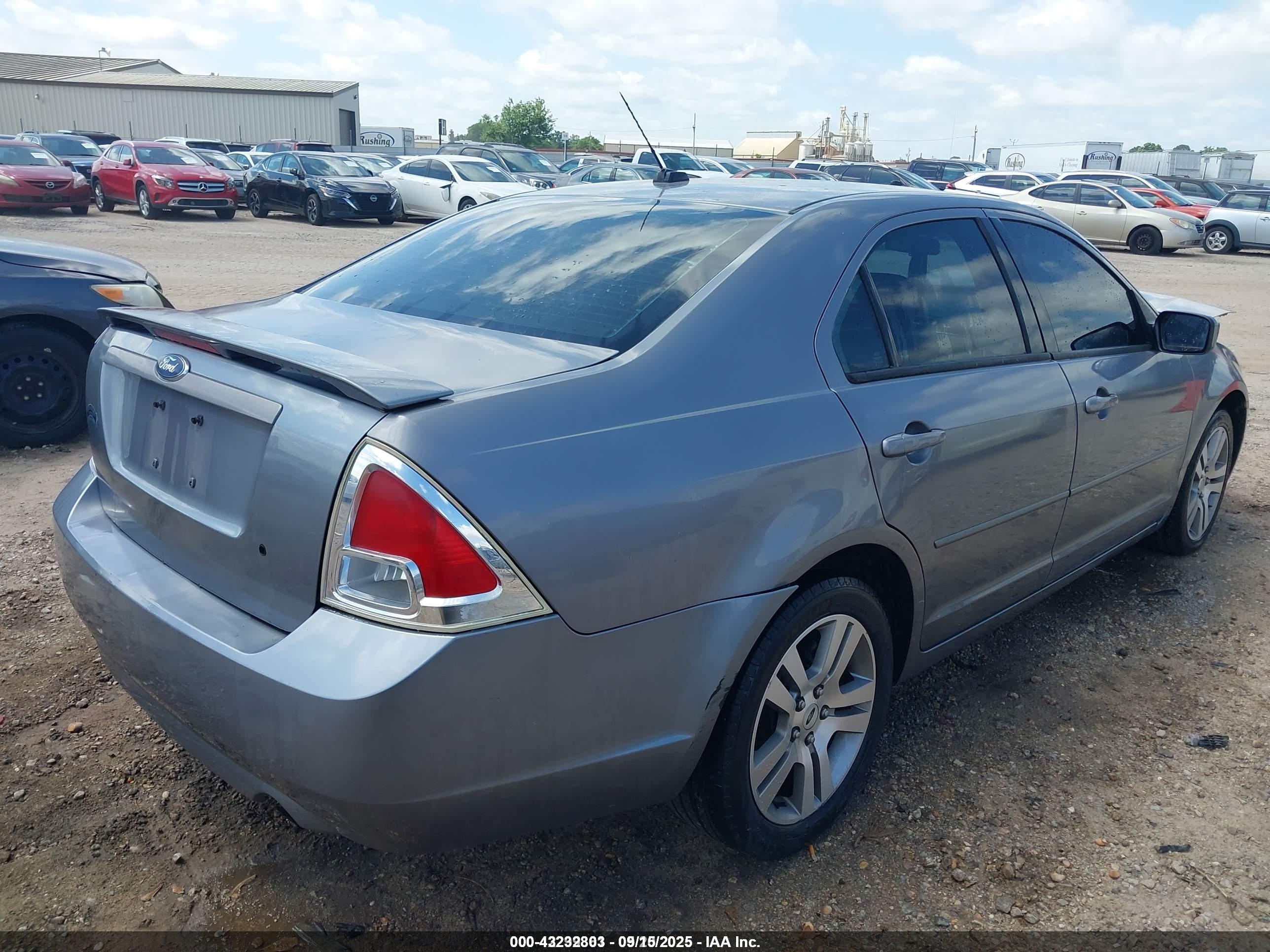 FORD FUSION image 4