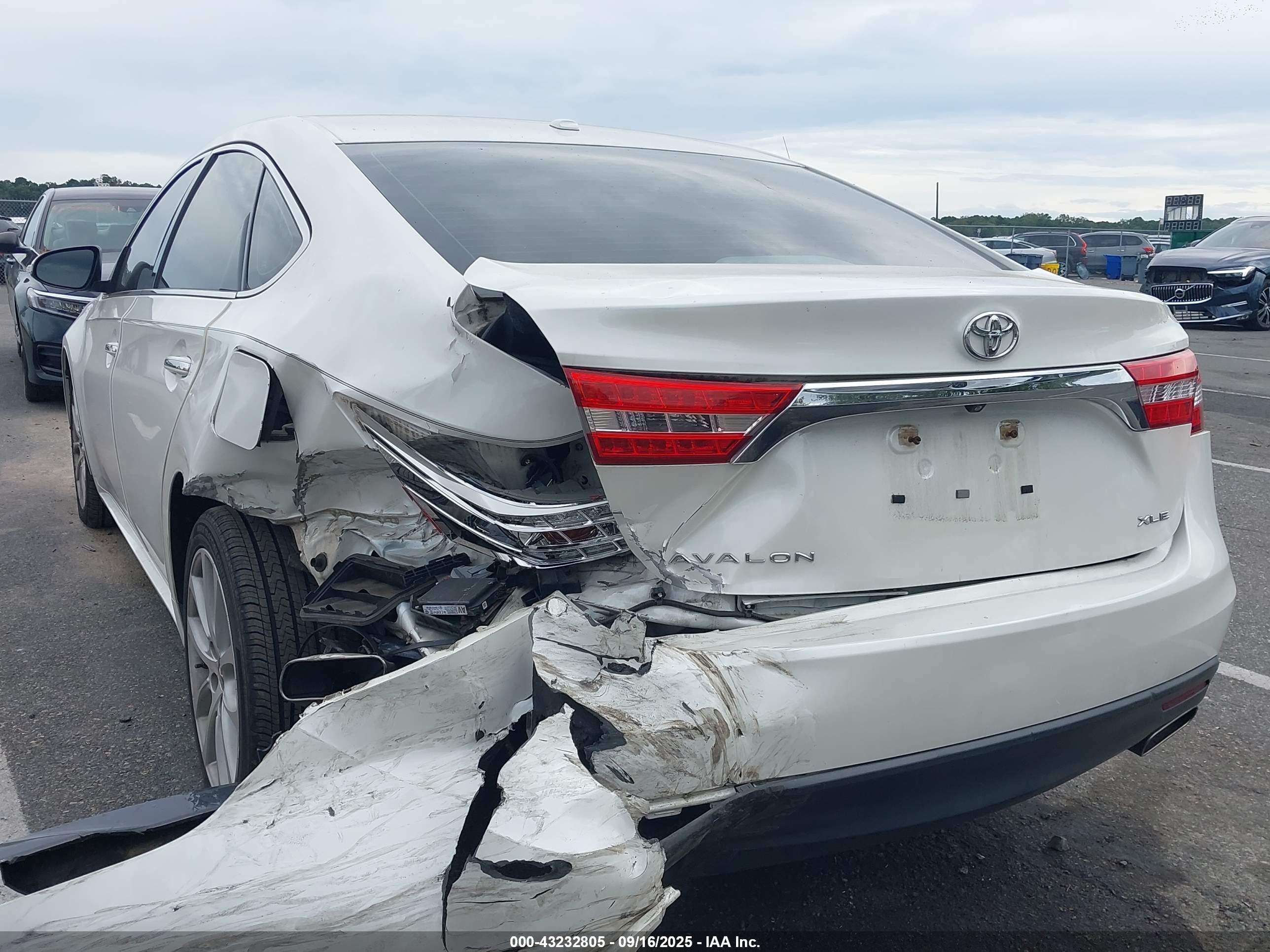 TOYOTA AVALON image 3