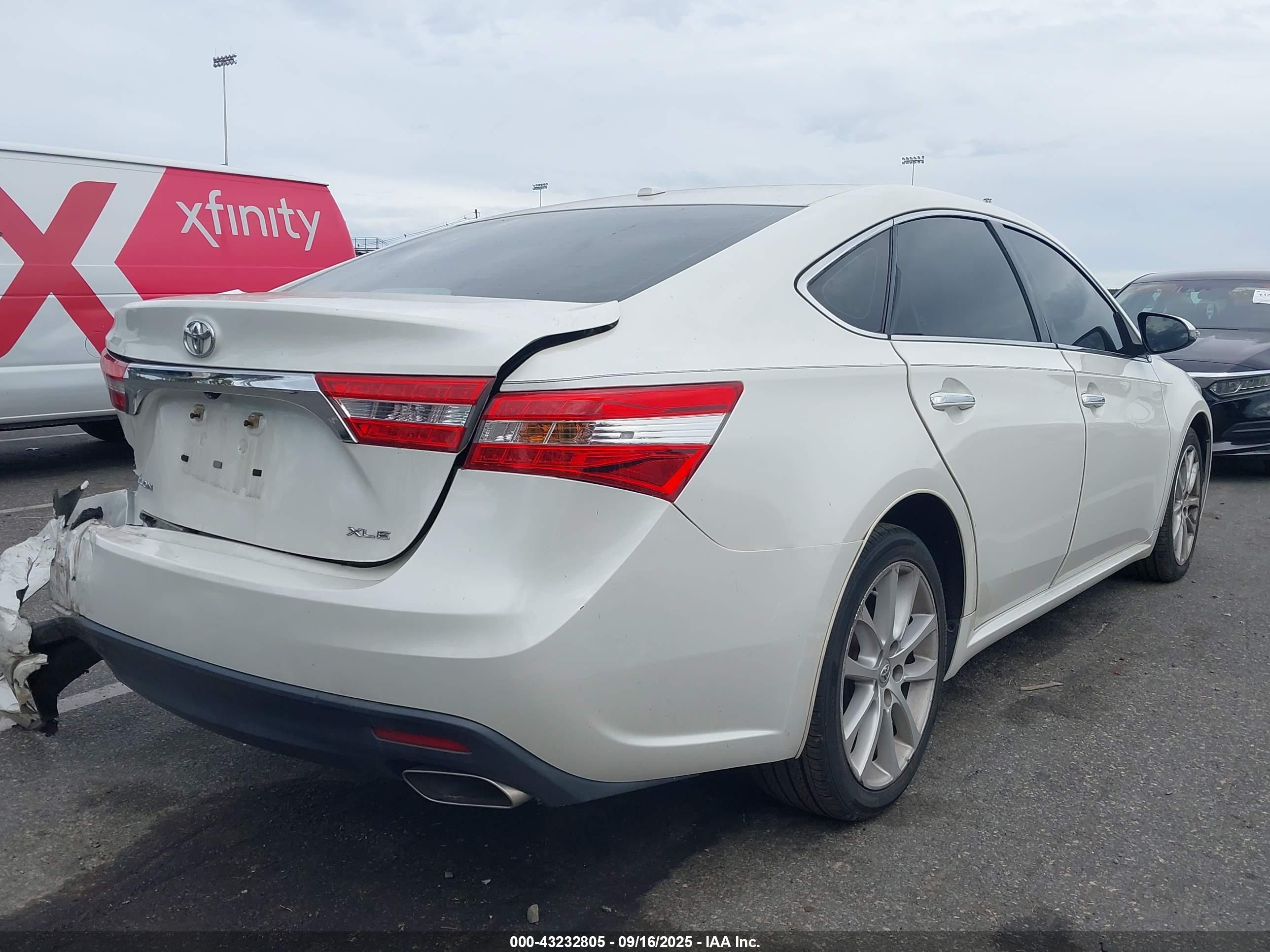 TOYOTA AVALON image 4