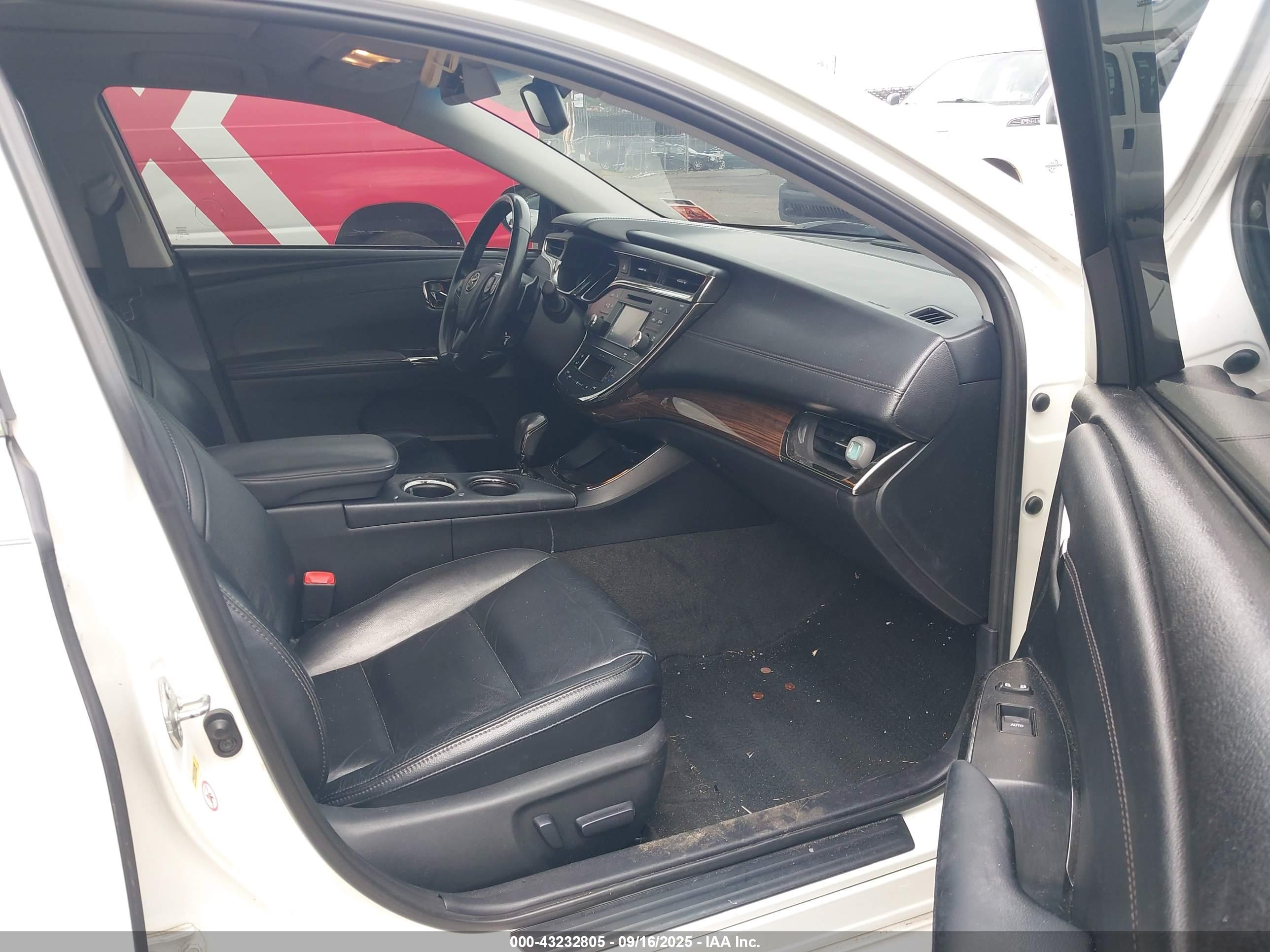 TOYOTA AVALON image 5