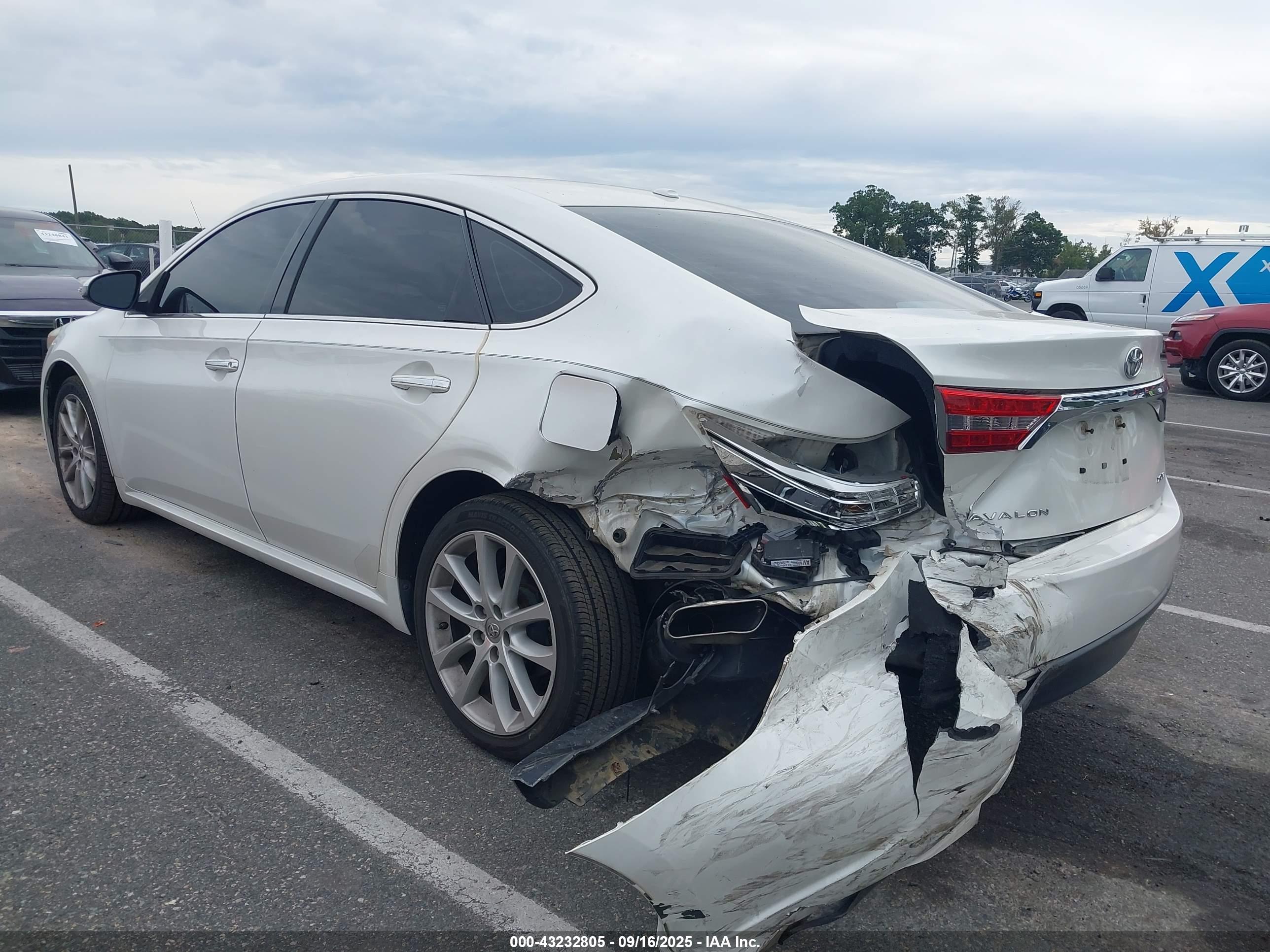TOYOTA AVALON image 6