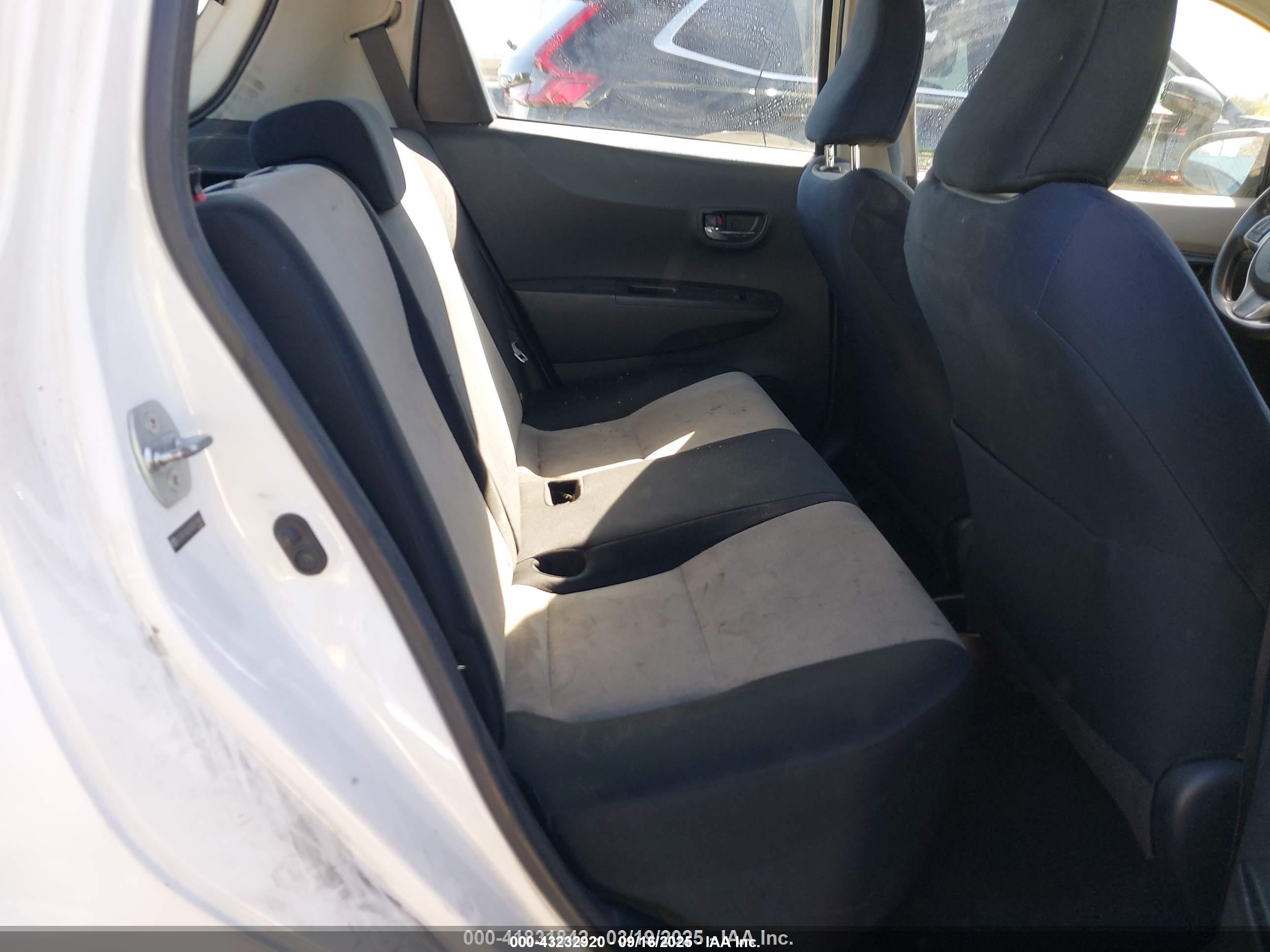 TOYOTA YARIS image 8