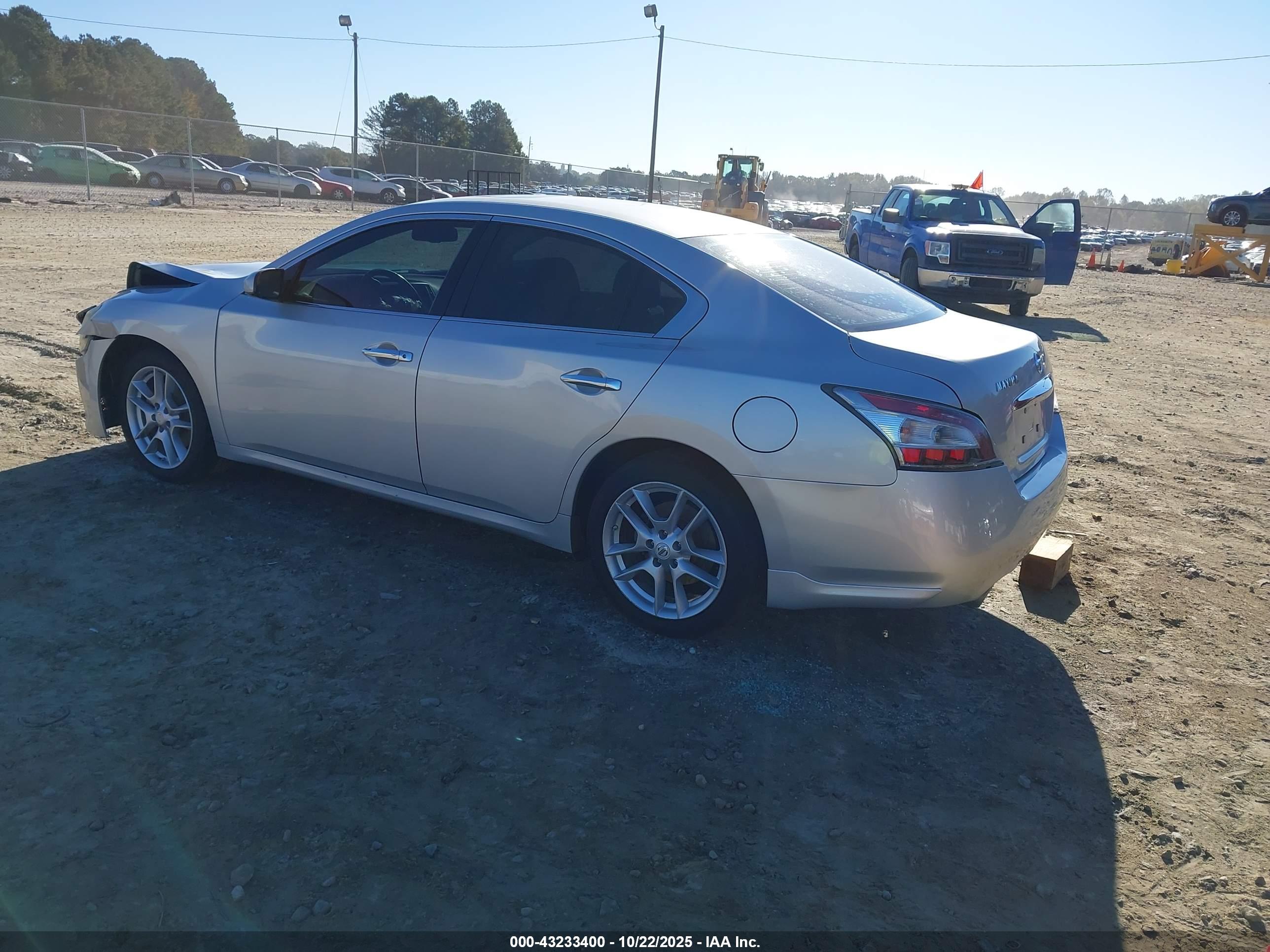 NISSAN MAXIMA image 3