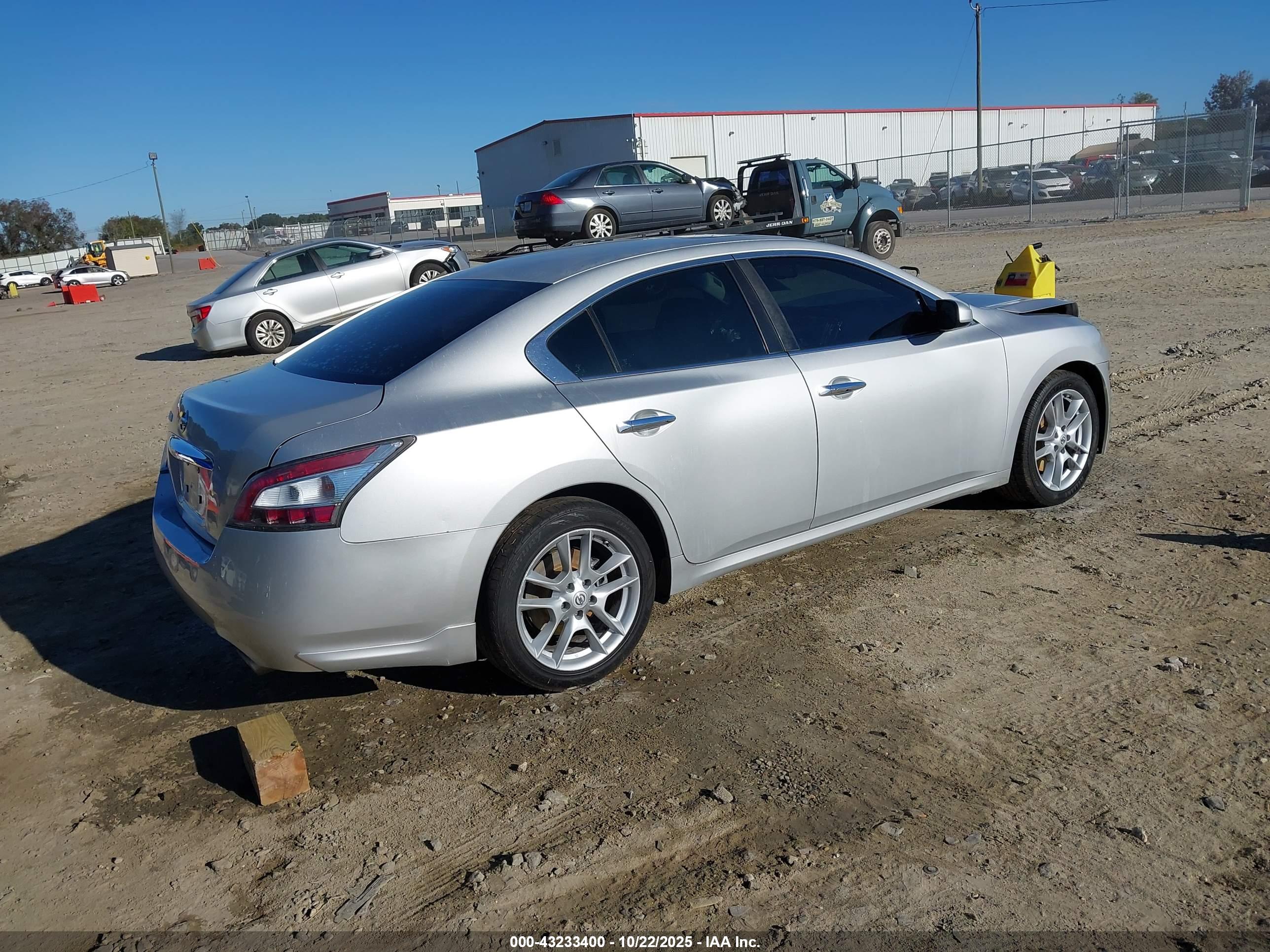 NISSAN MAXIMA image 4