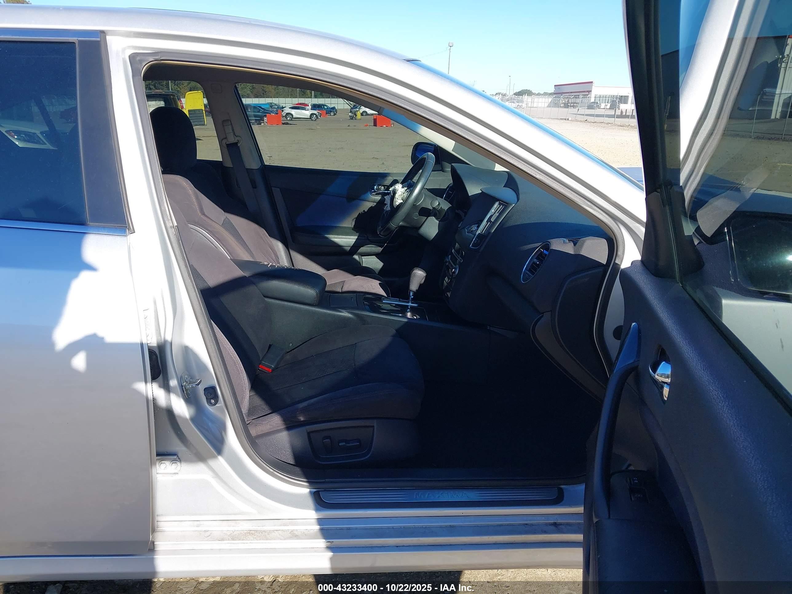 NISSAN MAXIMA image 5