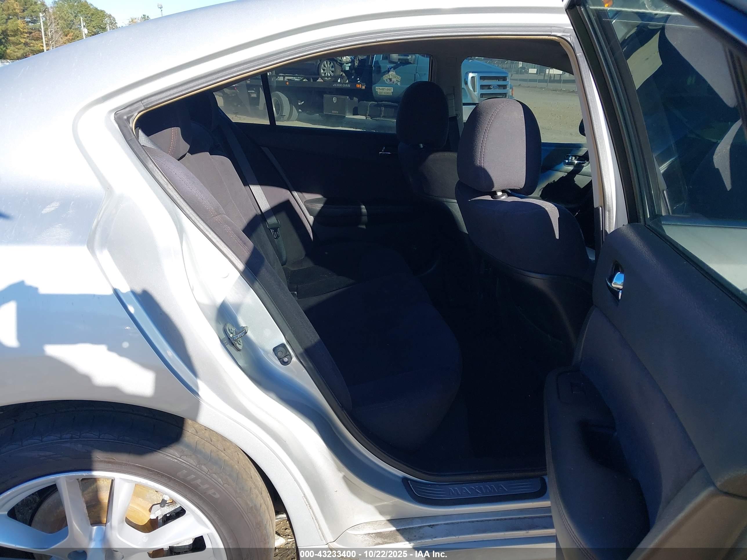 NISSAN MAXIMA image 8